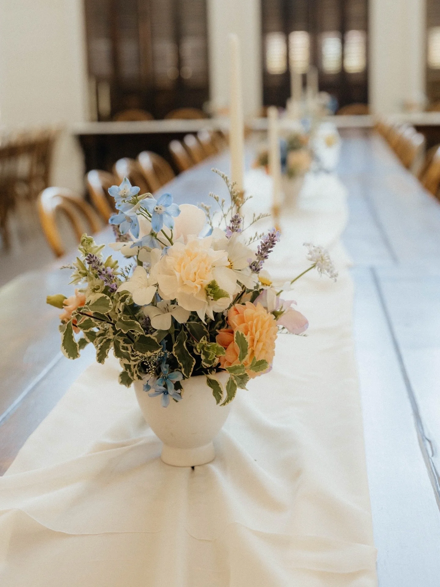 Brooke &amp; Cameron&rsquo;s beautiful centerpieces💐✨

Photographer: @izzykentfilms 
Venue: @walkerfarmsliving 

We want to plan your wedding for FREE! DM us for a consultation link💌

&bull;
&bull;
&bull;

#floralcenterpieces #weddingflorals #idaho