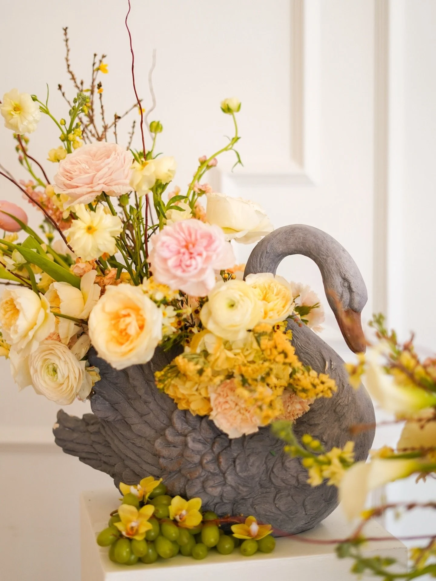 A moment for the swan🦢🌸✨

Venue: @amavi.venue 
Photographer: @rachelmoseleyphoto 
Florals: @rosieruefloralco 

This is your sign to incorporate sculptural details into your floral arrangements! DM us, and we can make it happen for you👏

&bull;
&bu