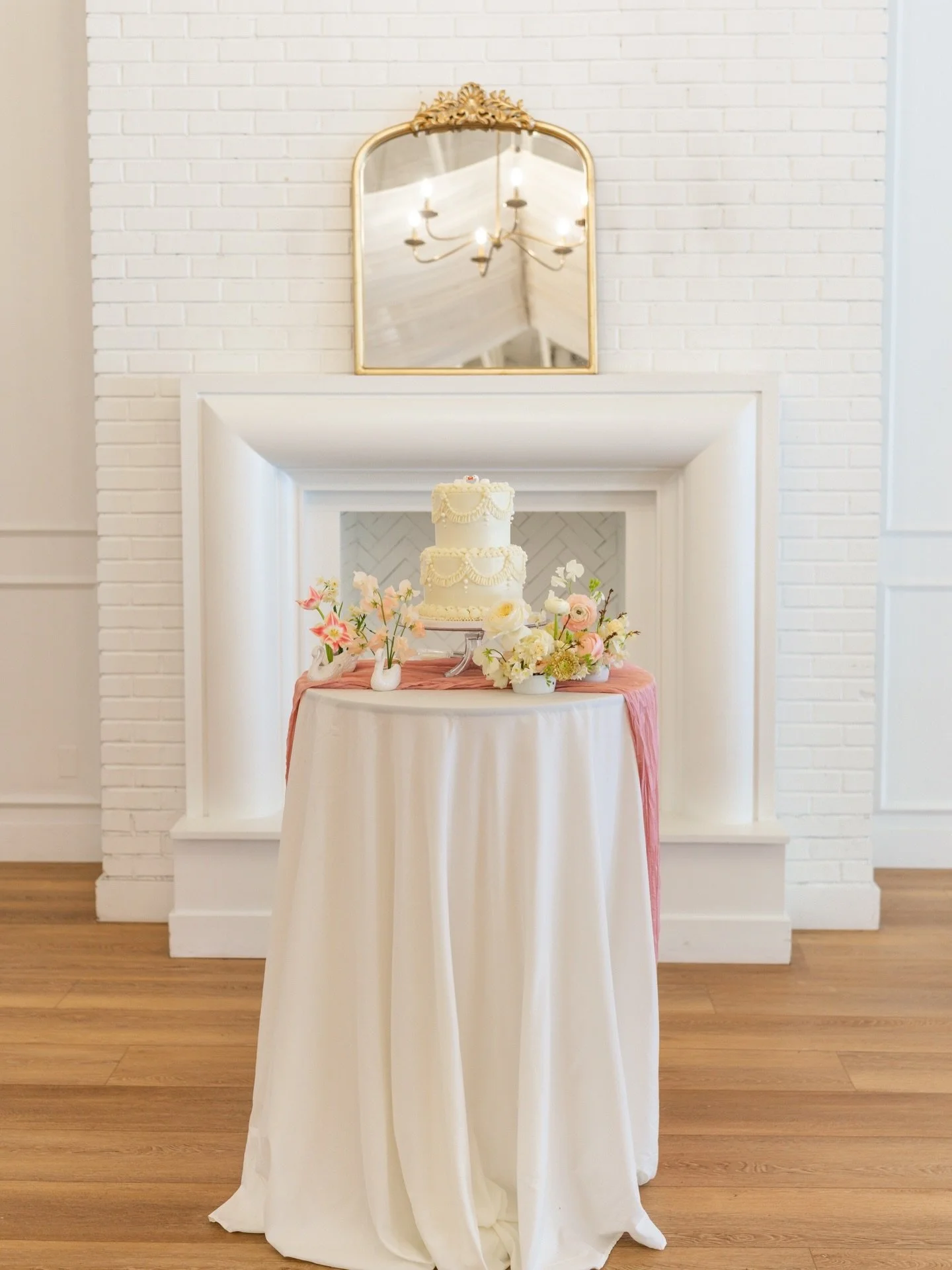Highlighting this amazing cake from our shoot!! Shoutout to @sweetesbakery_ 🦢💗

Venue: @amavi.venue 
Cake: @sweetesbakery_ 
Photographer: @rachelmoseleyphoto 
Florals: @rosieruefloralco 

&bull;
&bull;
&bull;

#weddingcake #photoshoot #utahflorist 