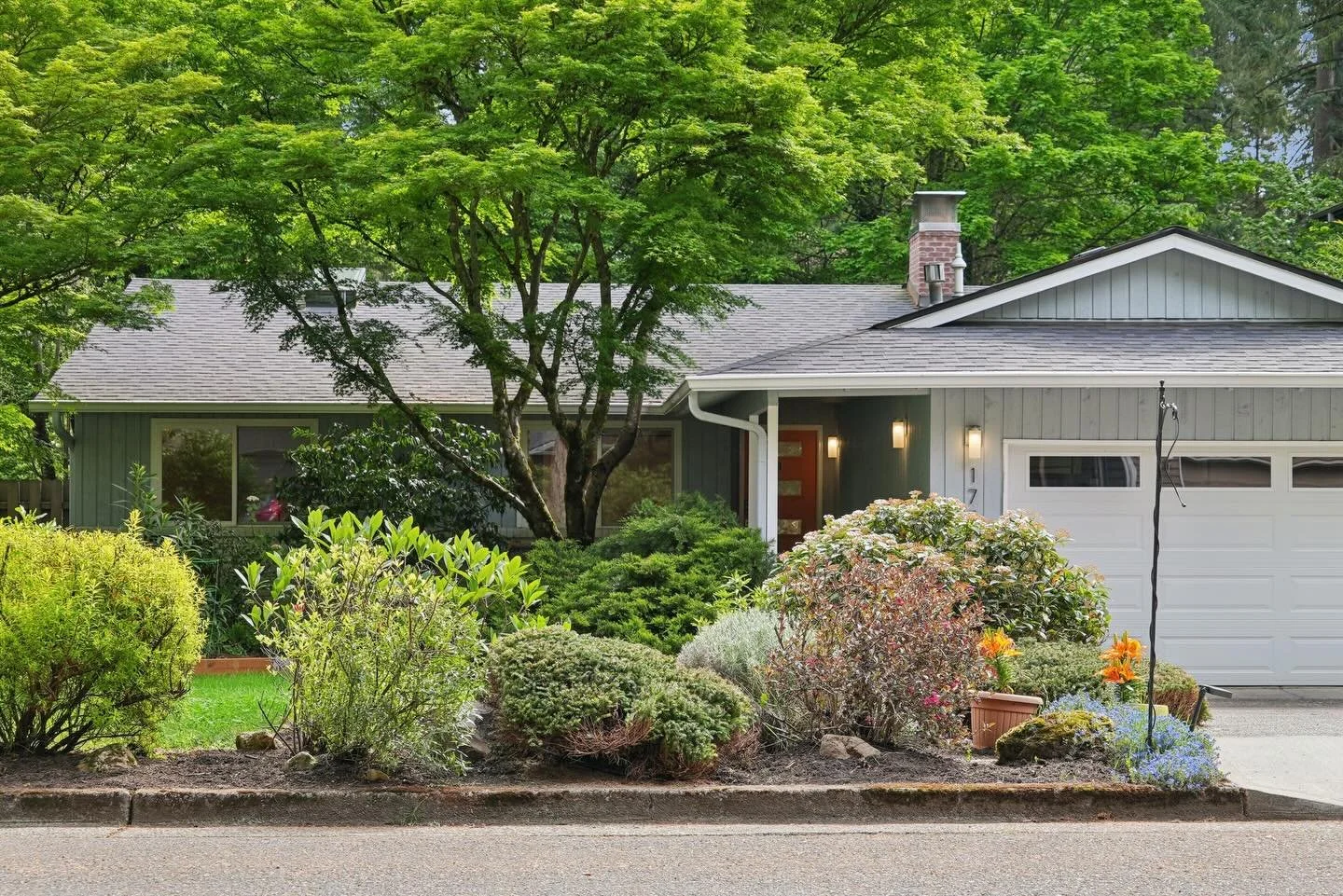 17500 Hill Way | Lake Oswego
One level living 
🛏️ 4 beds
🚿 2 fully remodeled baths
Vaulted ceilings, two wood burning fireplaces, and a refreshed kitchen. The backyard? Perfect. A private flat lot with mature trees, raised garden beds, a water feat