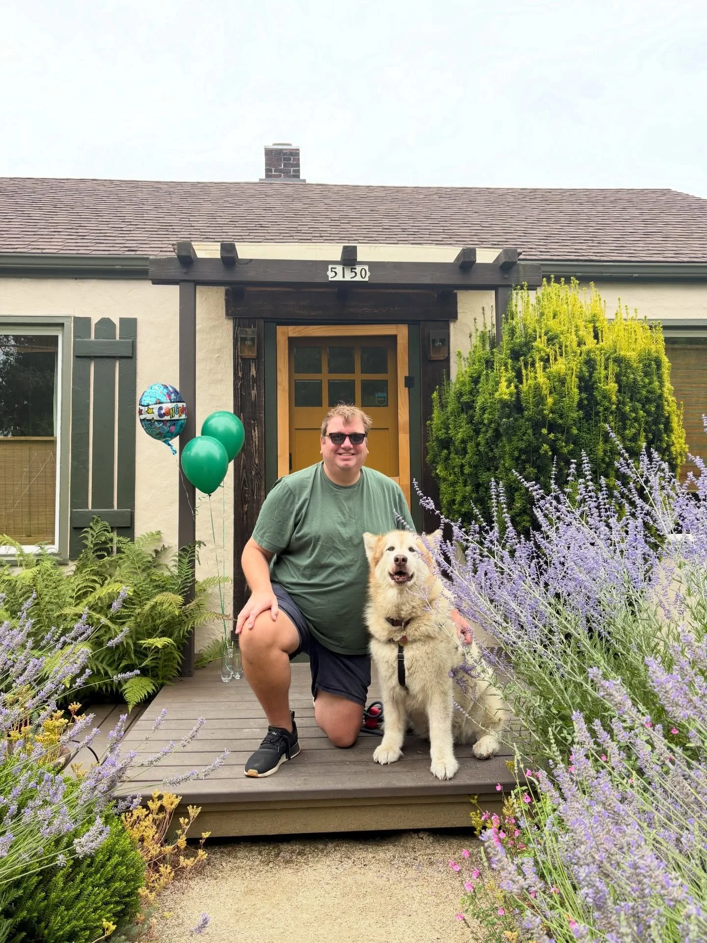 Happy Key Day! 🔑 Everything about this Chungalow is dialed from the whimsical garden to the Schoolhouse lighting throughout and I was SO stoked to help my friend beat out multiple offers to secure this one. The cherry on top was working with @tylerm