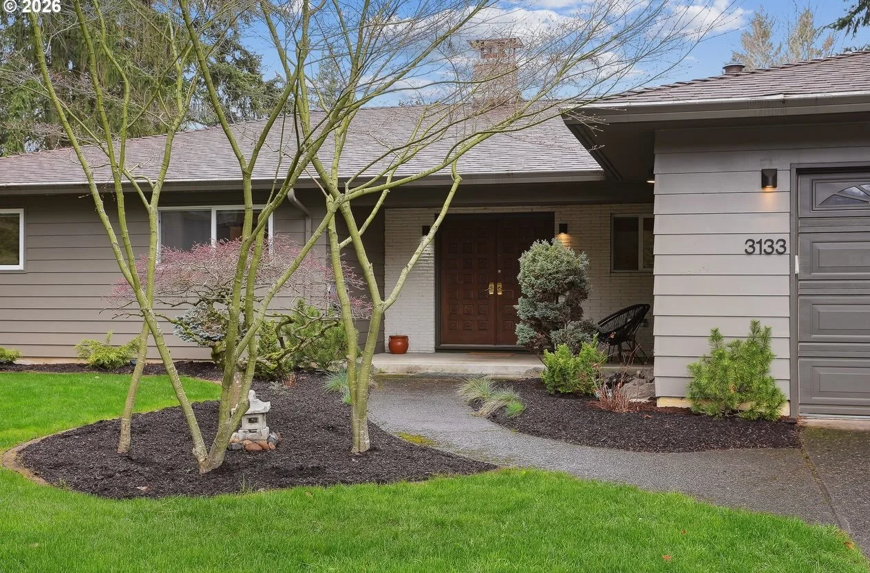 ❇️MCM for $499,900❇️
Great bones and beautiful original details. I love the vaulted ceilings, hardwood floors, slate entry, statement fireplace and the private backyard with a covered patio. Single level living plus a newer roof and close to Powell B