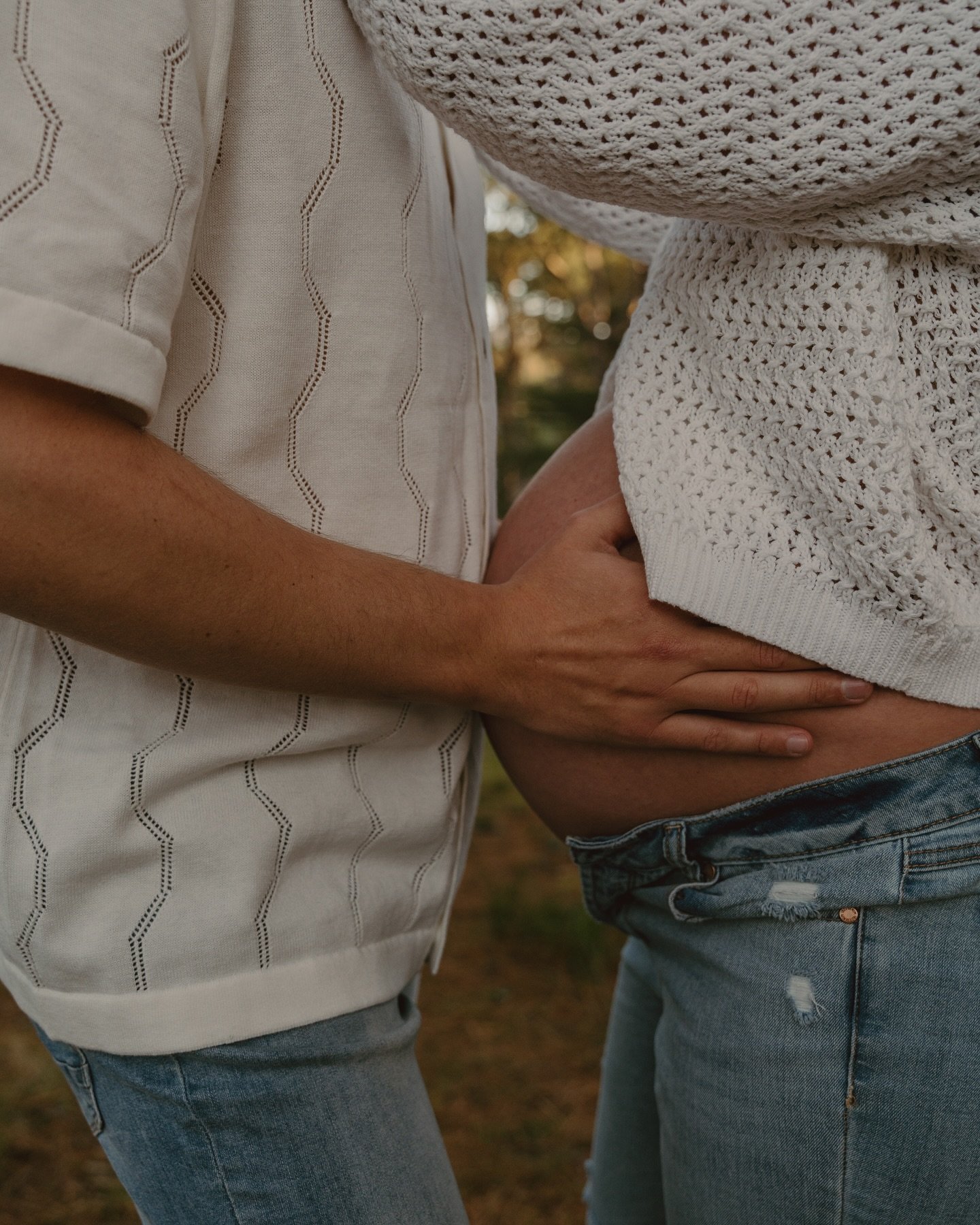 My heart is so full looking back at these photos of a beautiful friend and mama-to-be 🥹

We had magical conditions on the peninsula on this day, it was the ultimate forest and beach combo and now a new favourite spot for family photos ✨