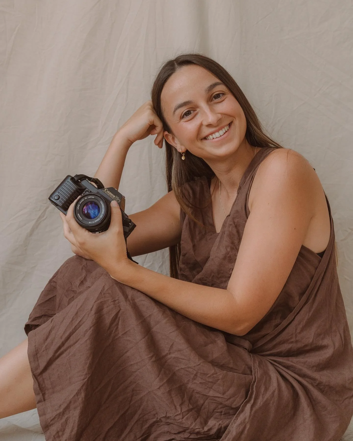 Little at home photoshoot to remind myself what it feels like to get behind the camera 🫢 

One of the first things people say to me when I meet them for photos is &lsquo;I&rsquo;m probably going to be reeeaallly awkward&rsquo; and I get it. If you a