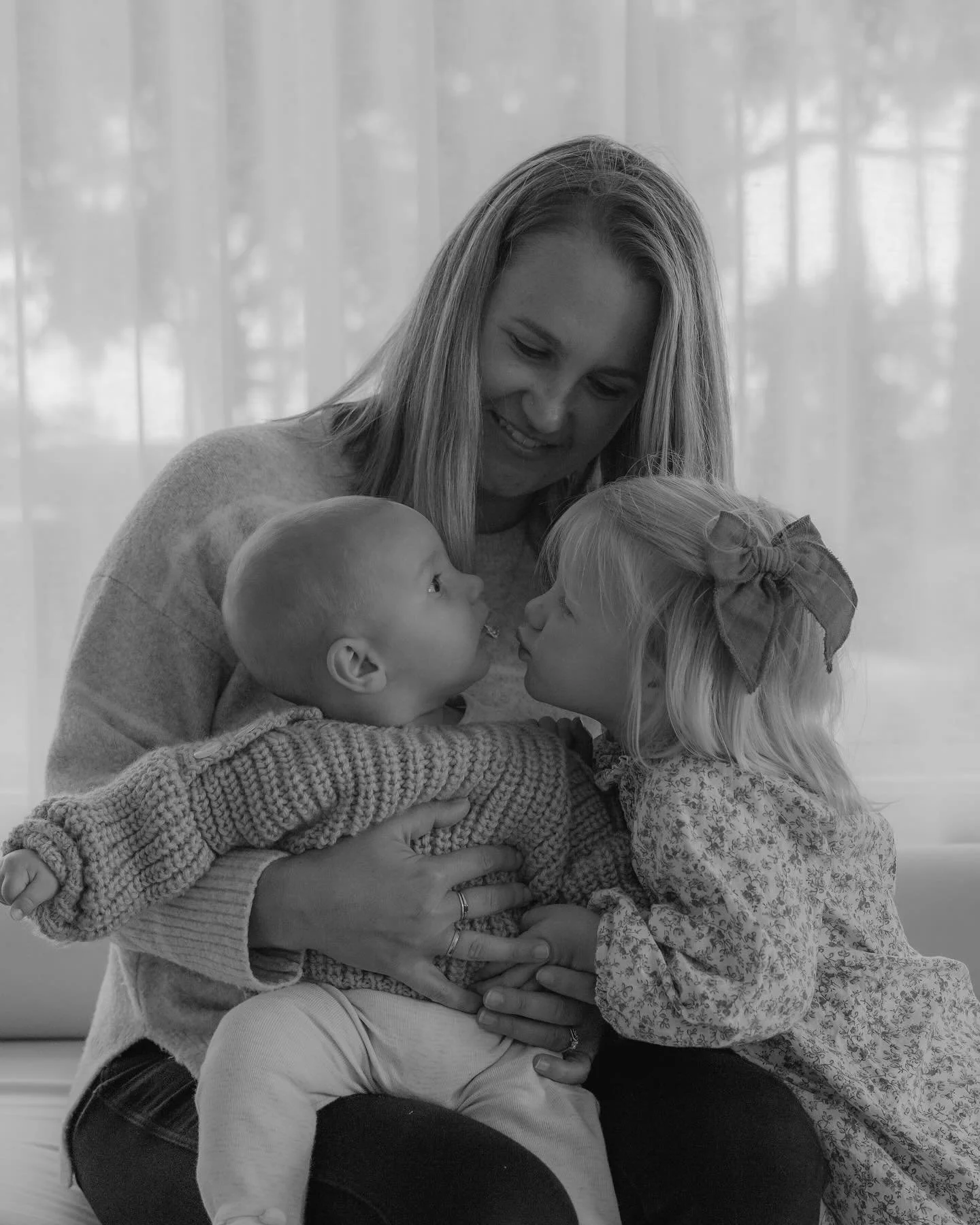 Just over a week until my Mother&rsquo;s Day mini sessions! ✨

So far some of the families joining me include:
🤍 a few mamas with their sweet little mini humans
🤍 a mama who is pregnant with her first bubba
🤍 mum and dad together
🤍 a couple of fa