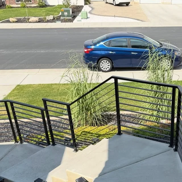 Horizontal bar railing, front steps