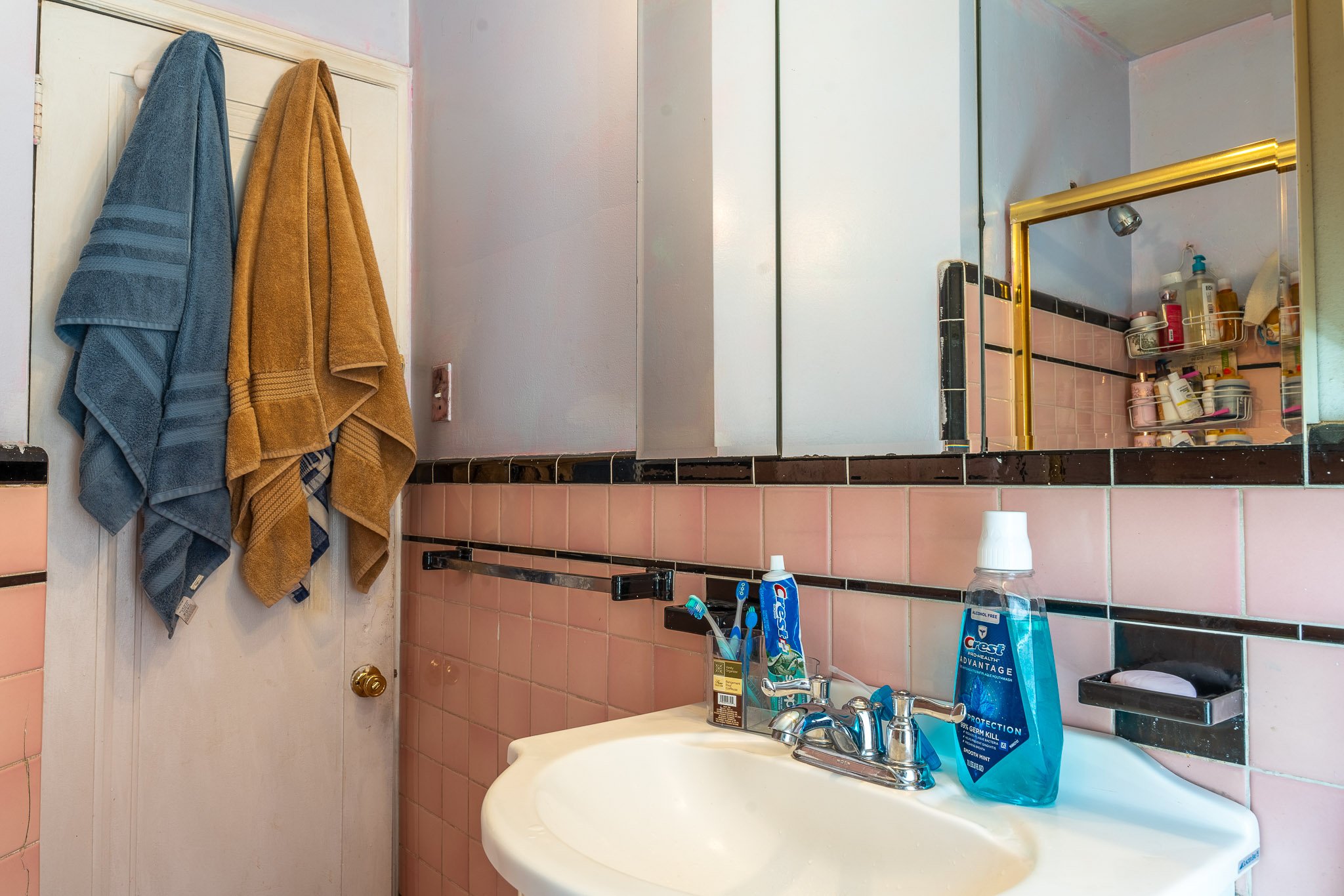 upstairbathroom.jpg