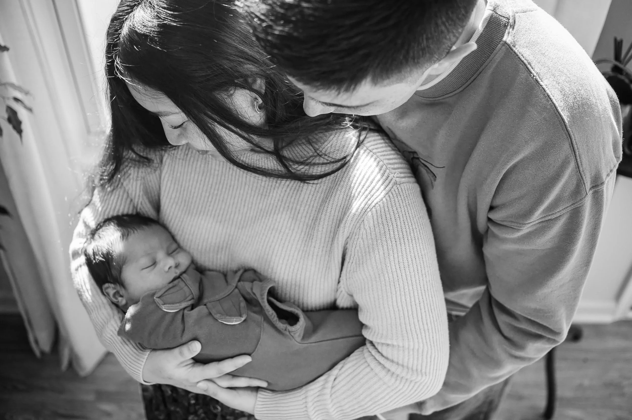 When to Book a Newborn Photographer in Richmond, VA (And Why the First Two Weeks Matter)