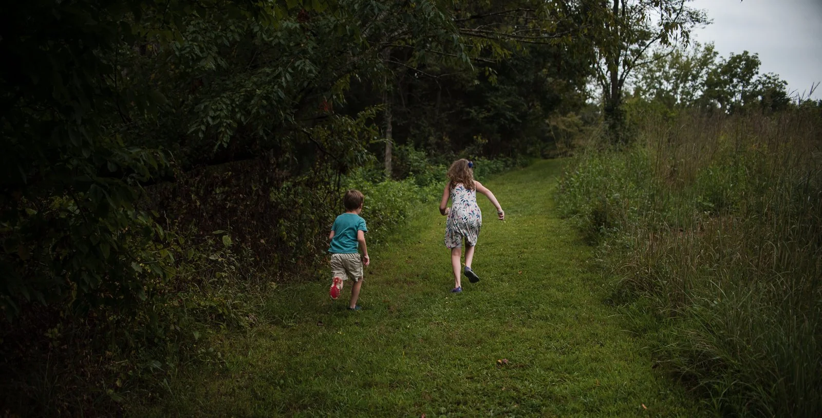 erin-e-gallagher-photography-bw-family-young-children-running-summer-meadow.jpg