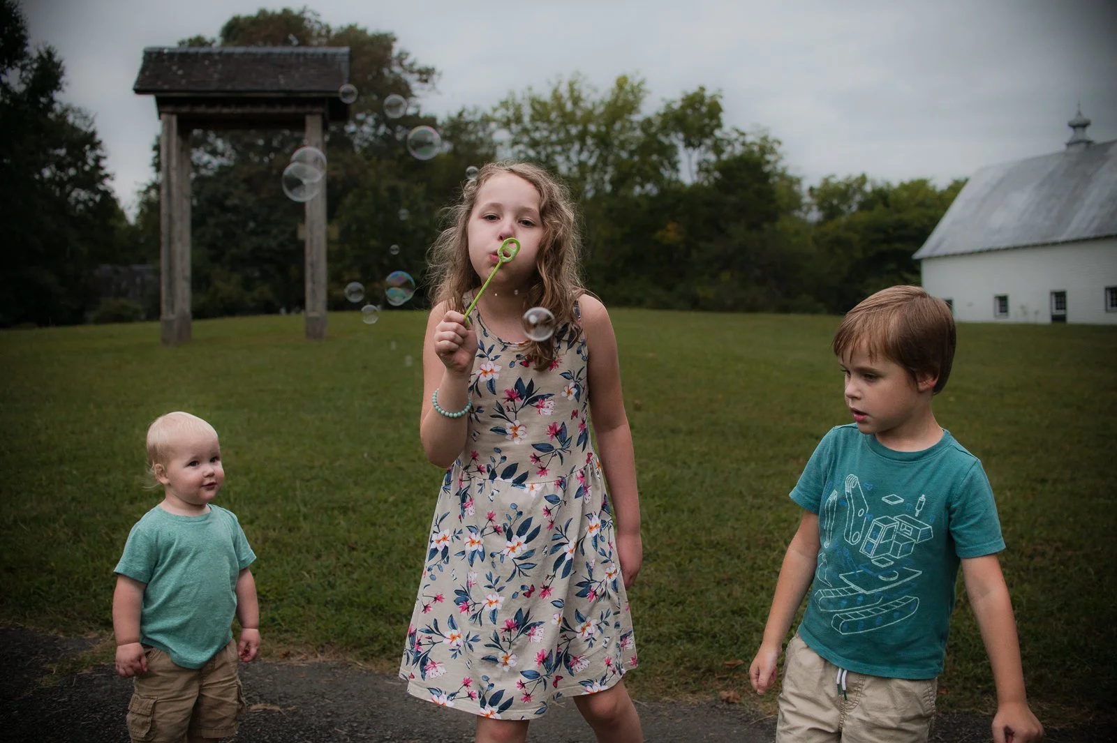 erin-e-gallagher-photography-bw-family-mom-young-children-summer-meadow-Charlottesville-blowing-bubbles.jpg
