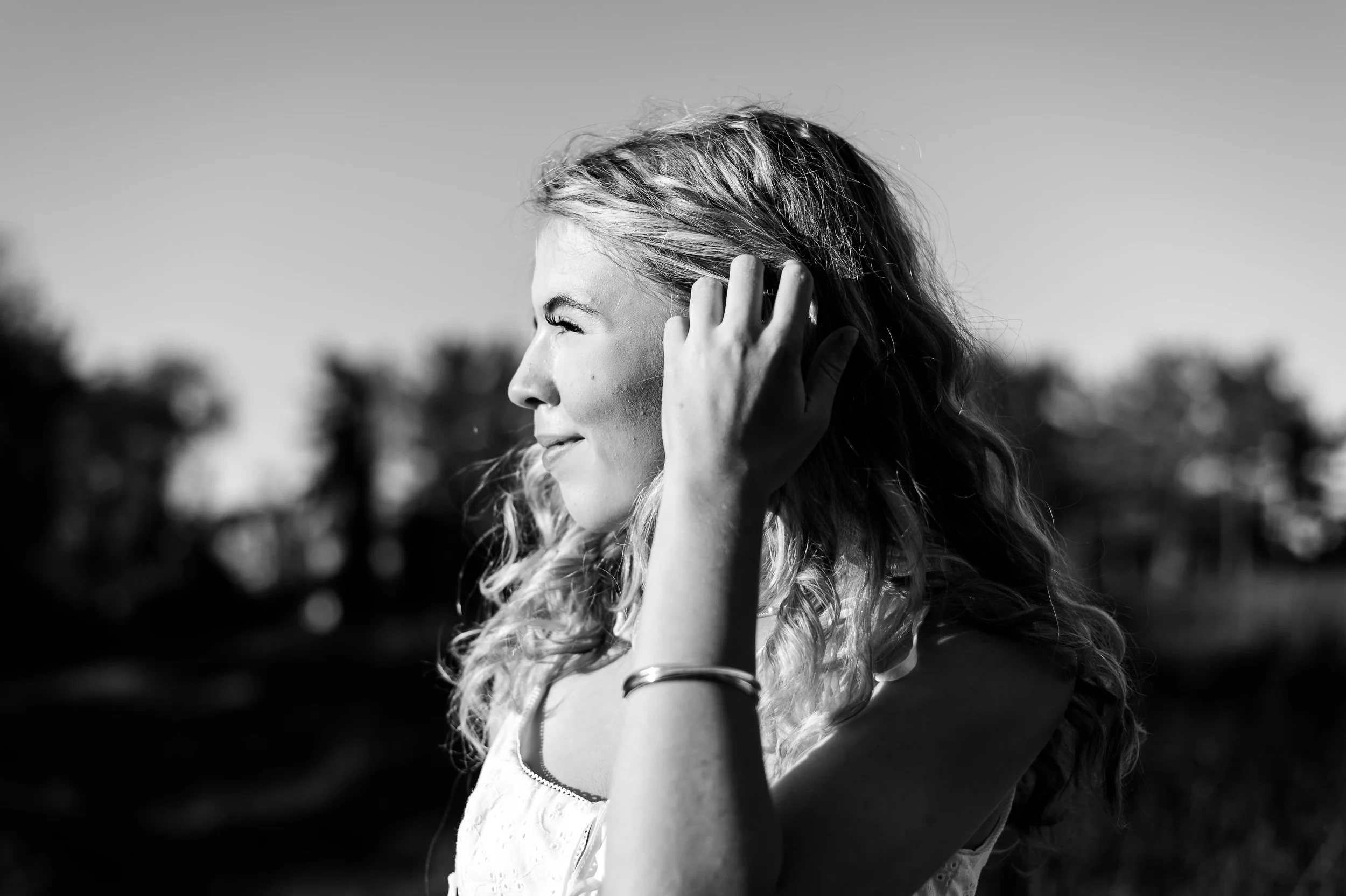 erin-e-gallagher-photography-foxhaven-charlottesville-fall-sunset-senior-girl-b_w.jpg