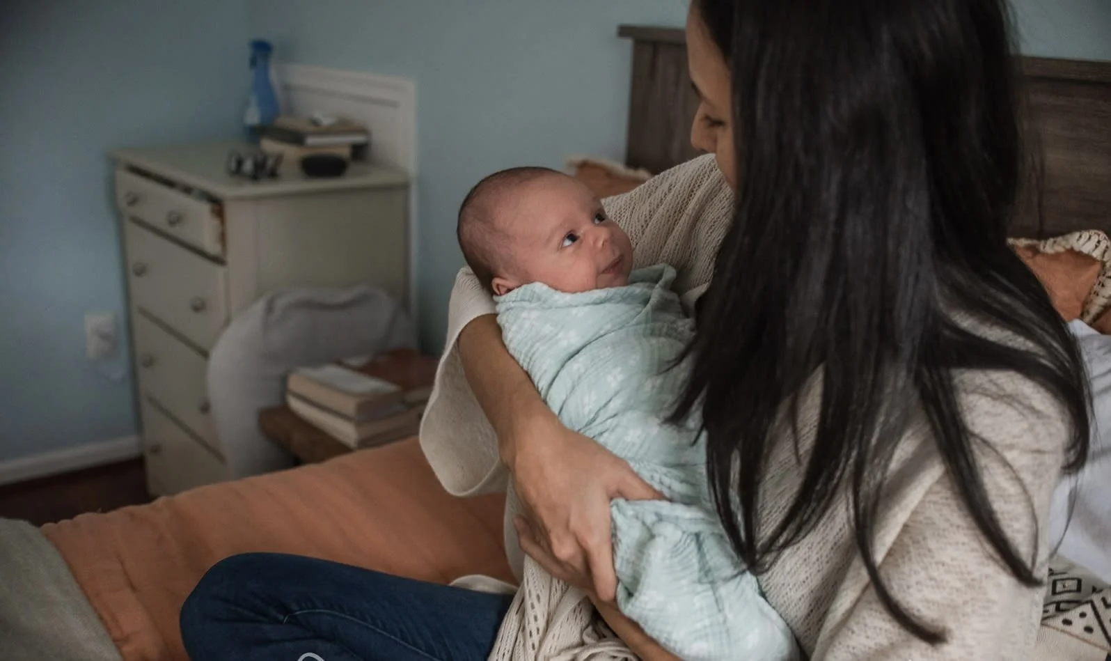 erin-e-gallagher-photography-newborn-baby-in-home-charlottesville-va-natural-light-mom-holding-baby.jpg