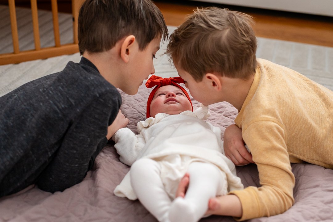 erin-e-gallagher-photography-newborn-girl-sibling-brothers-pictures-in-home-waynesboro-va-winter-1.jpg