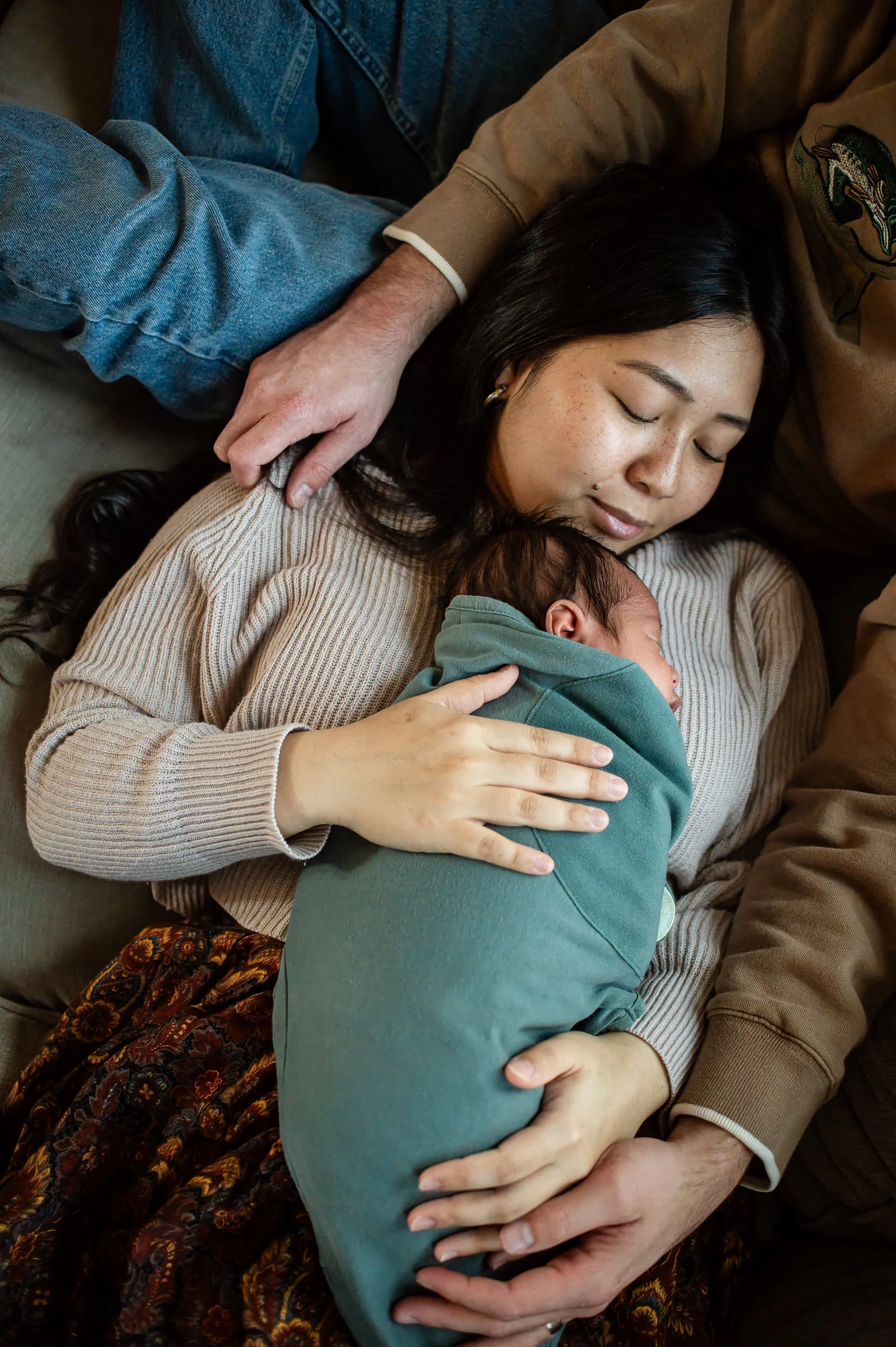 erin-e-gallagher-photography-2026-newborn-in-home-charlottesville-winter-53.jpg