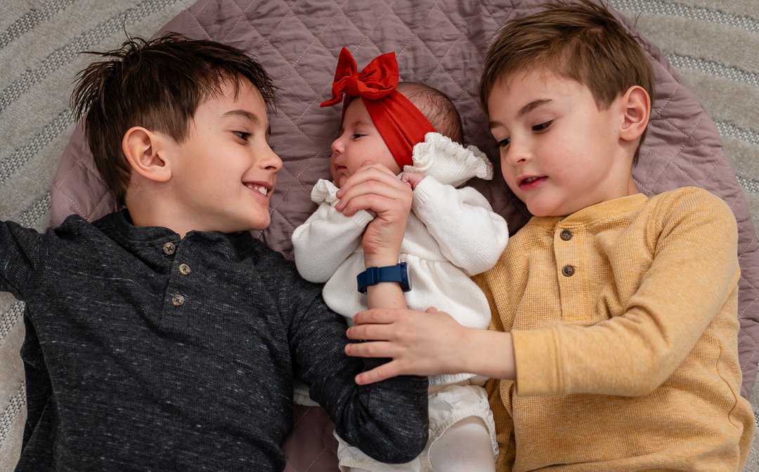 erin-e-gallagher-photography-newborn-girl-sibling-brothers-pictures-in-home-waynesboro-va-winter-1-2.jpg