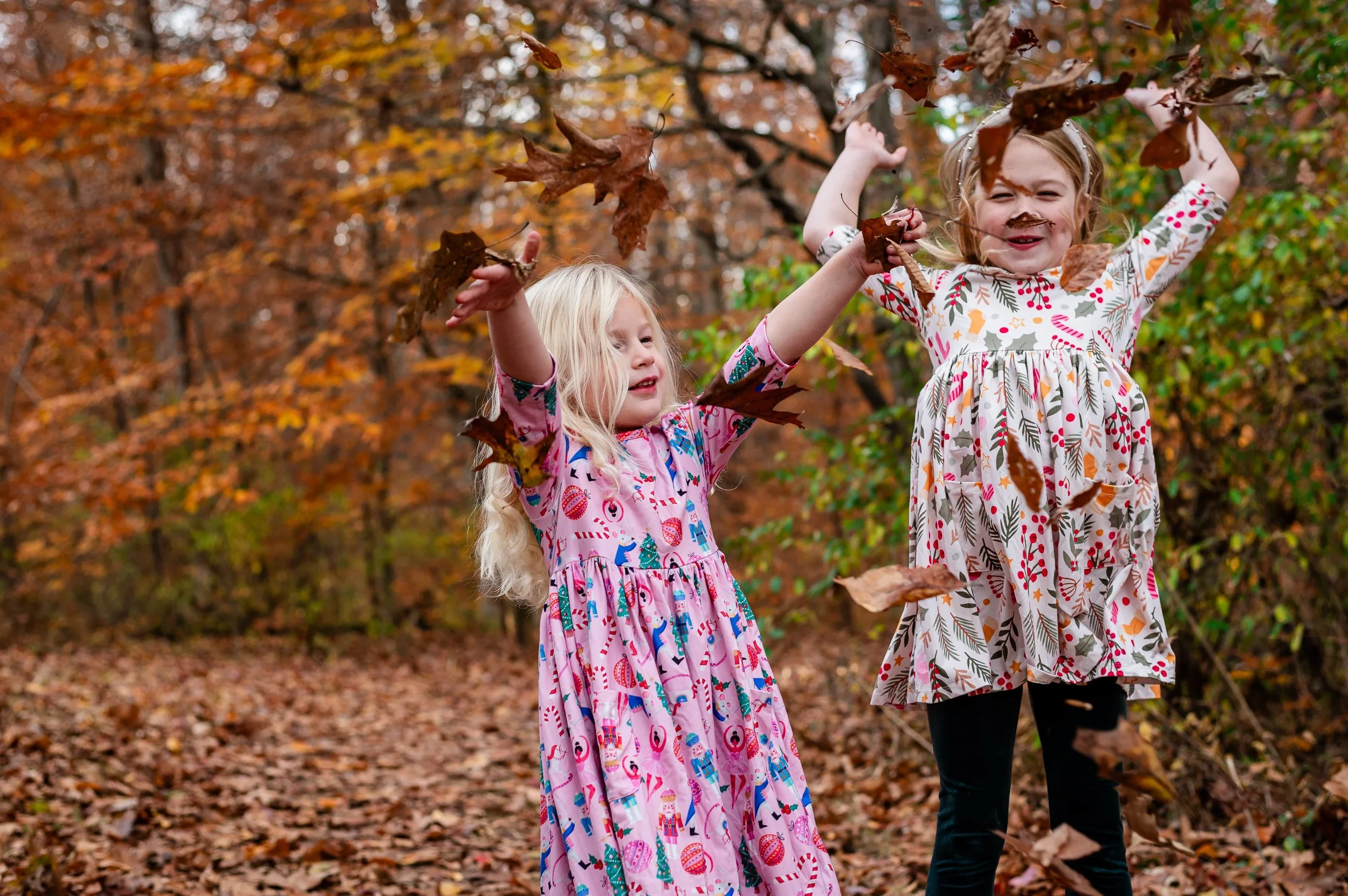 erin-e-gallagher-photography-family-sisters-in-leaves-richmond.jpeg
