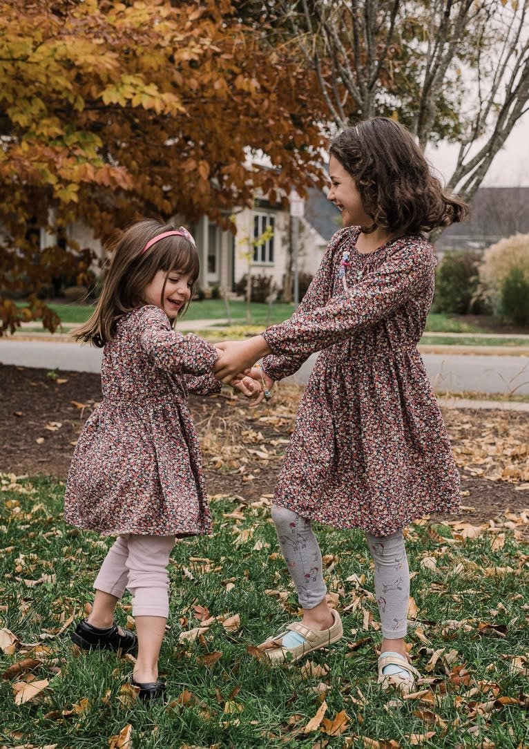 erin-e-gallagher-photography-family-fall-crozet-va-girls-playing.jpg