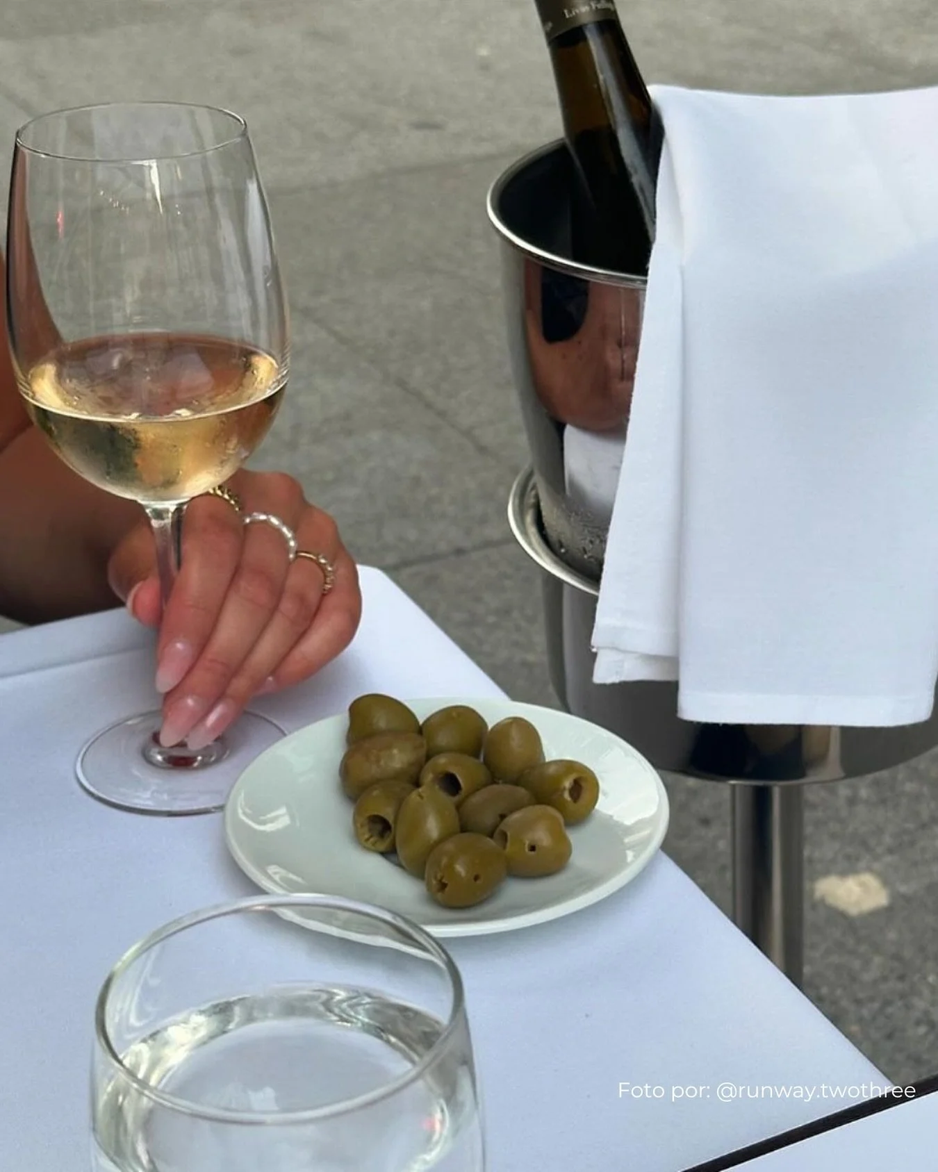Nails + wine = Best combo Ever 💅🏼. #nailbar #laroma #u&ntilde;as #nailcare