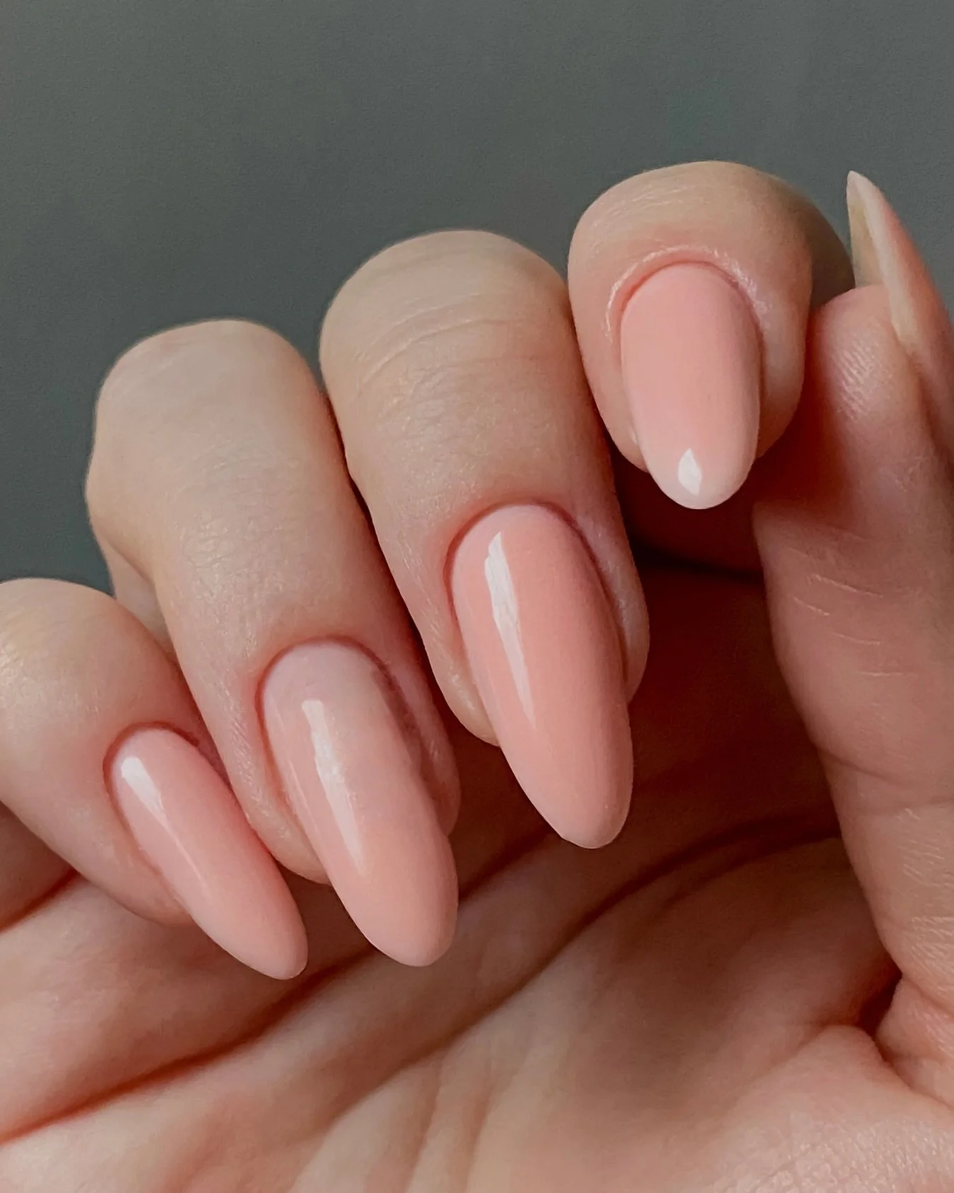Somos m&aacute;s de clean-girl look. 🧖🏻&zwj;♀️ Nos fascina experimentar con tendencias pero definitivamente esa es nuestra favorita. &iquest;y la tuya?  Cu&eacute;ntanos en los comentarios ⬇️ #nailbar #cdmx #u&ntilde;as #manicure #cleangirl