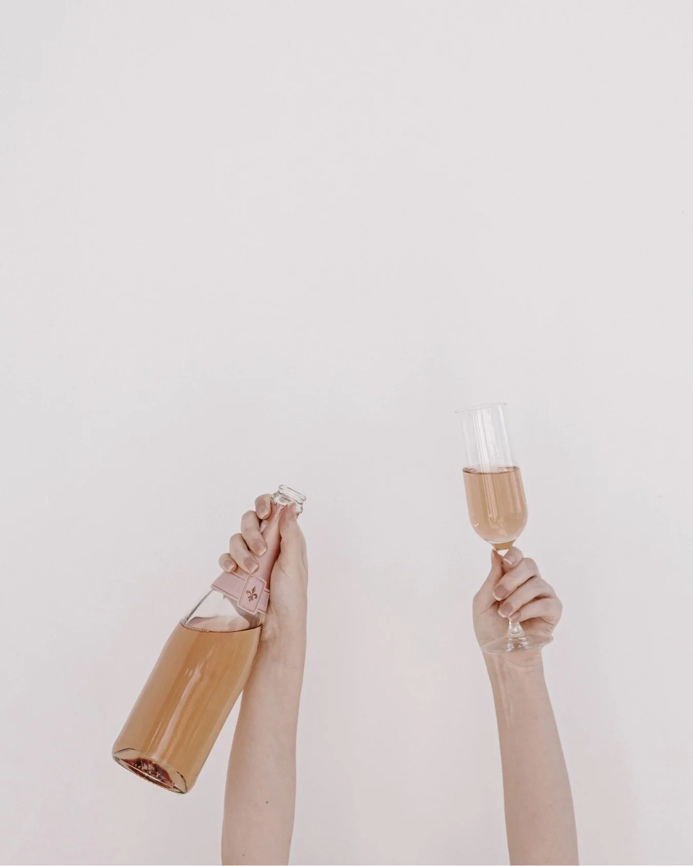 Nada mejor que un brindis y un manicure perfecto 🍾 💅🏼✨. #manicure #selflove #bonailbar