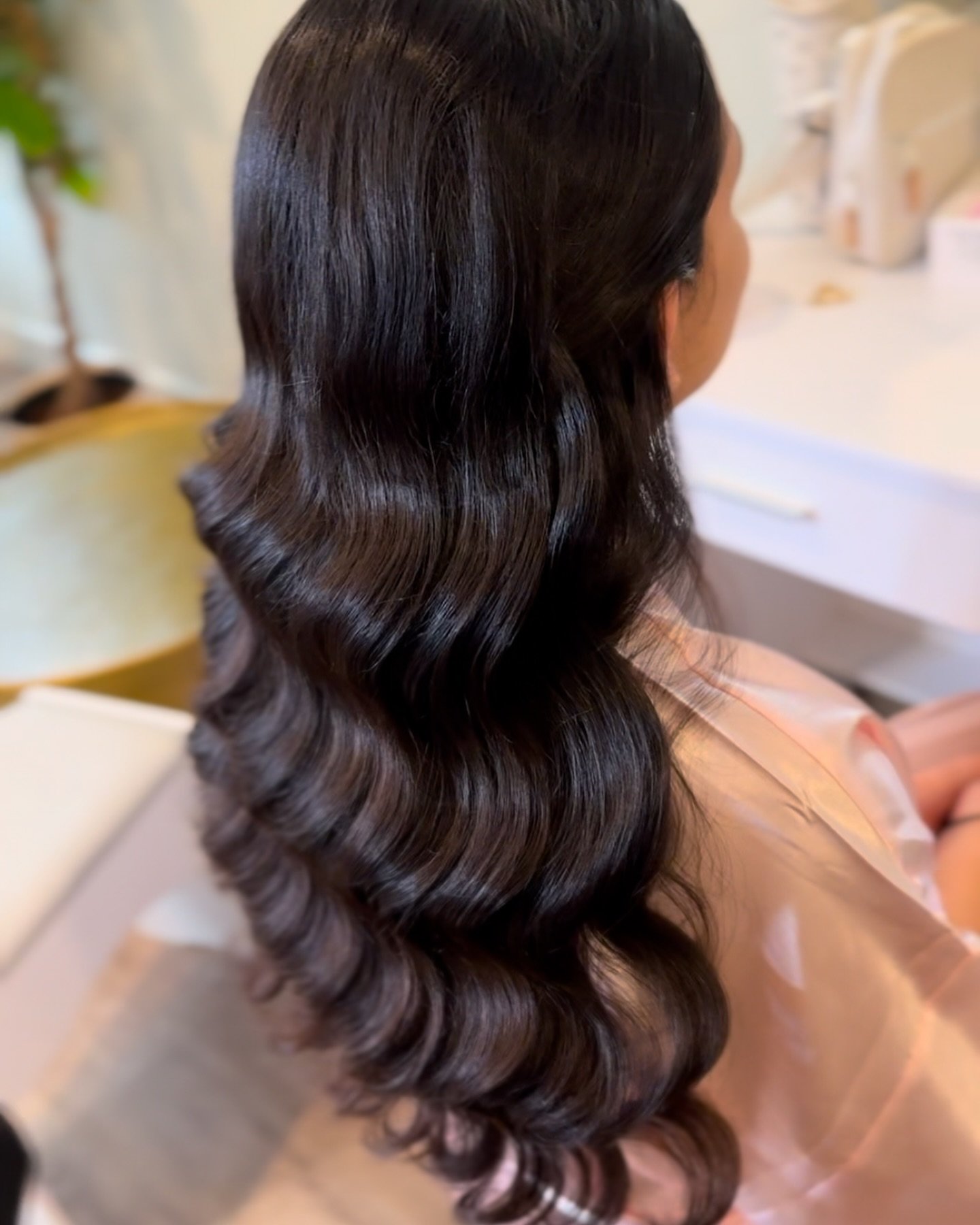 Glam waves will never go out of style ✨ Your bridesmaid wants glam waves? It might take a little more time but I&rsquo;m always happy to do the style she wants!! 

#utahglamwaves #utahbridalhair #utahbridalhairstylist #utahcountybridalhair #travellin