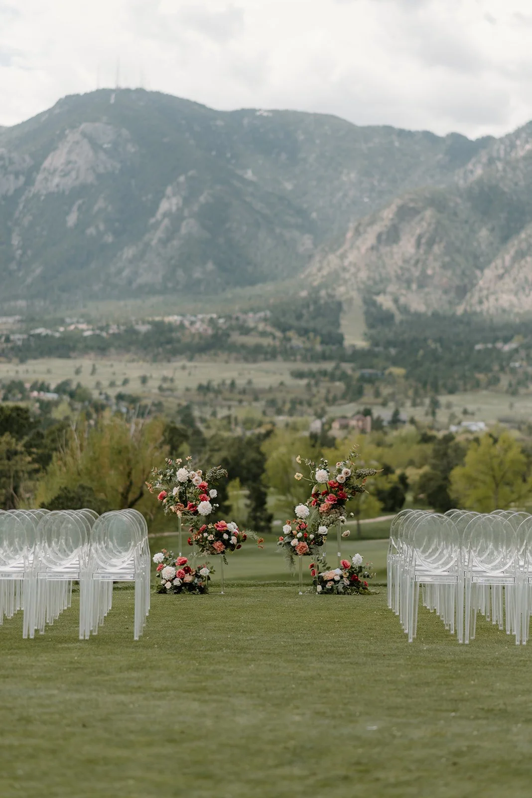 bold and elegant wedding florals.