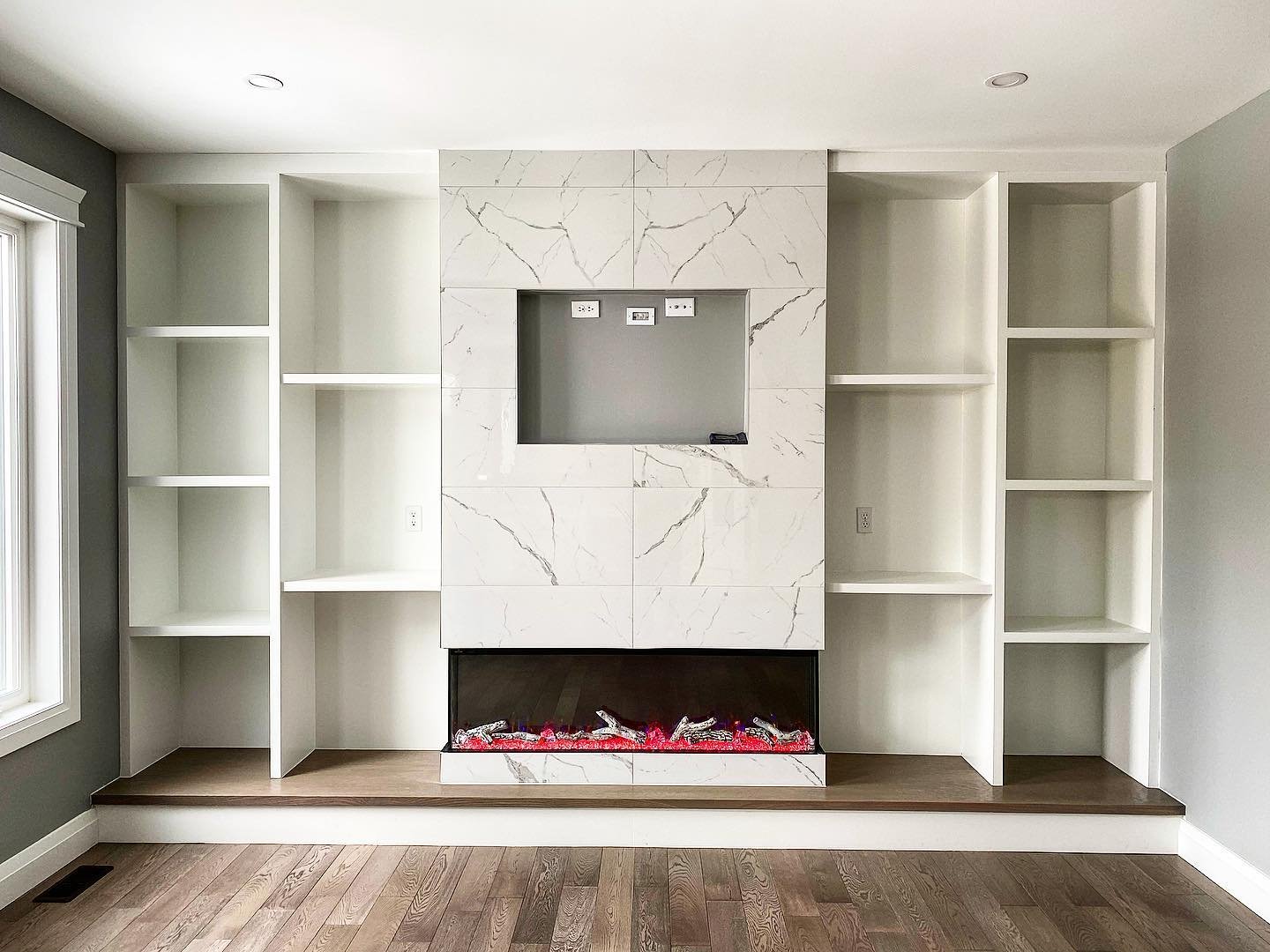 How gorgeous is this Trivista 3-sided electric fireplace?! 😍🔥
.
.
.
.
.
.
.
.
#homes #sleimanhomes #luxuryhome #qualityhomes #quality #windsorontario #ontario #construction #windsorhomes #tecumsehontario #kitchen #bathroom #interior #interiordesign