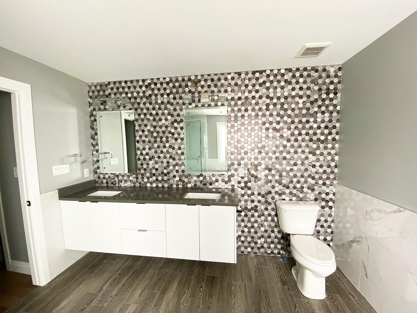 Hello Instagram! It’s been a while. But check out this spacious bathroom with a floating double vanity and that feature aluminum wall! 🔥🔥 Also who wouldn’t love a soaker tub. 😁🛁🛀 .
.
.
.
.
.
.
.
.
#homes #sleimanhomes #luxuryhome #qu