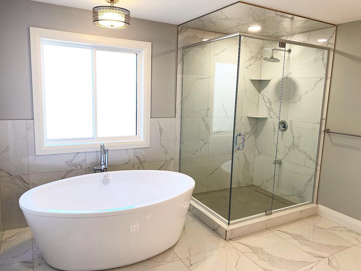 Here’s a beautiful custom shower with a freestanding soaker tub. Who loves to have a soaker tub? 🛁🛀 #homes #sleimanhomes #luxuryhome #qualityhomes #quality #windsorontario #ontario #construction #windsorhomes #tecumsehontario #kitchen #bathro