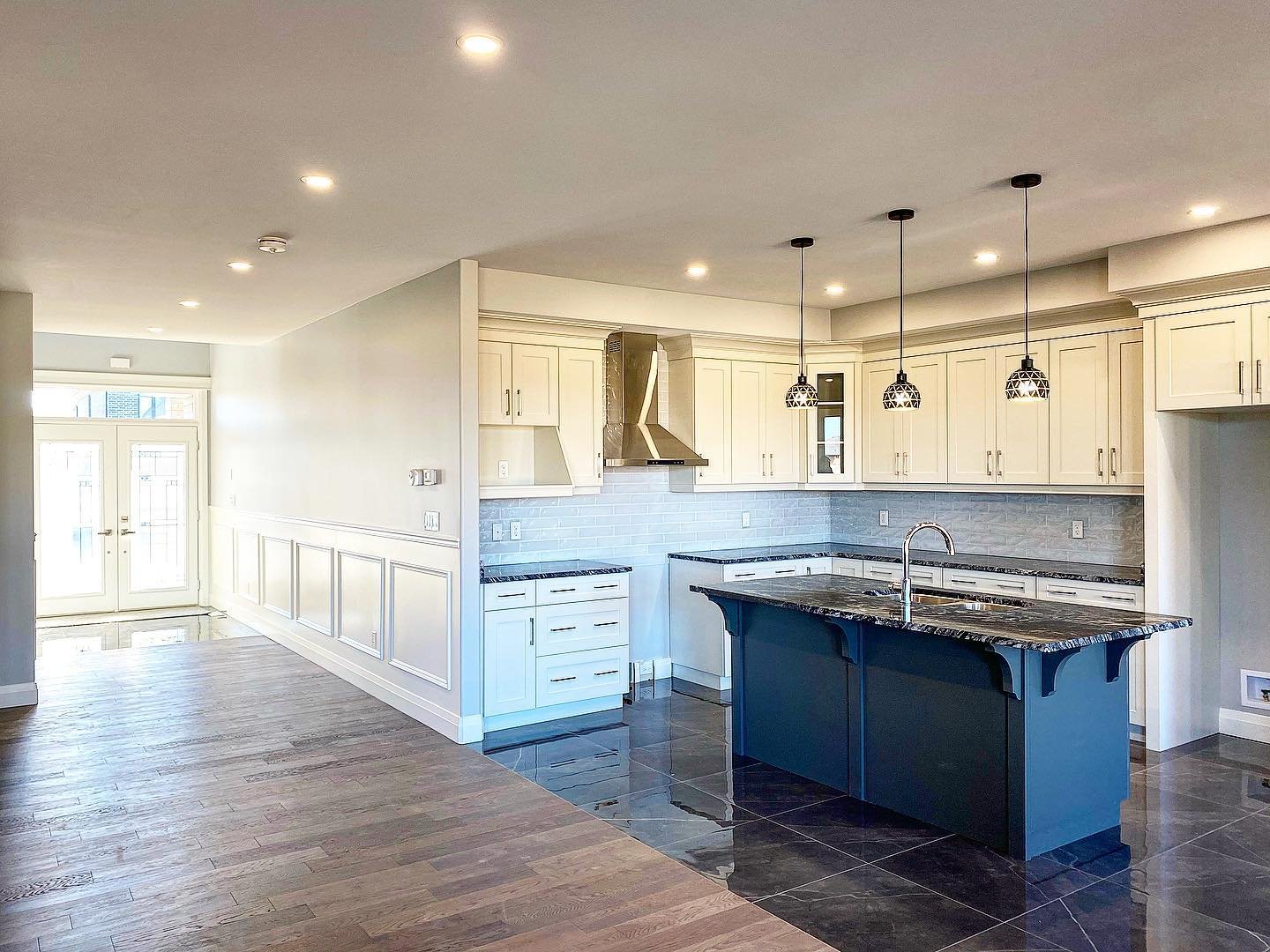 Swipe > swipe > swipe to check out the entrance, the beautiful kitchen with the island, the massive windows and the spacious living room! 😍
#homes #sleimanhomes #luxuryhome #qualityhomes #quality #windsorontario #ontario #construction #winds