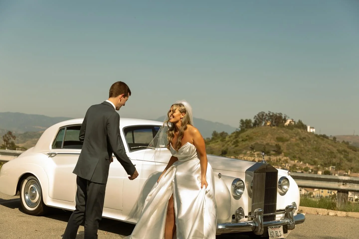 this is your sign to rent an old car for your wedding! i can&rsquo;t wait for all the summer wedding 🩵

#coloradoweddingphotographer #elopementphotgrapher #destinationweddingphotography #denverwedding #denverweddingphotographer