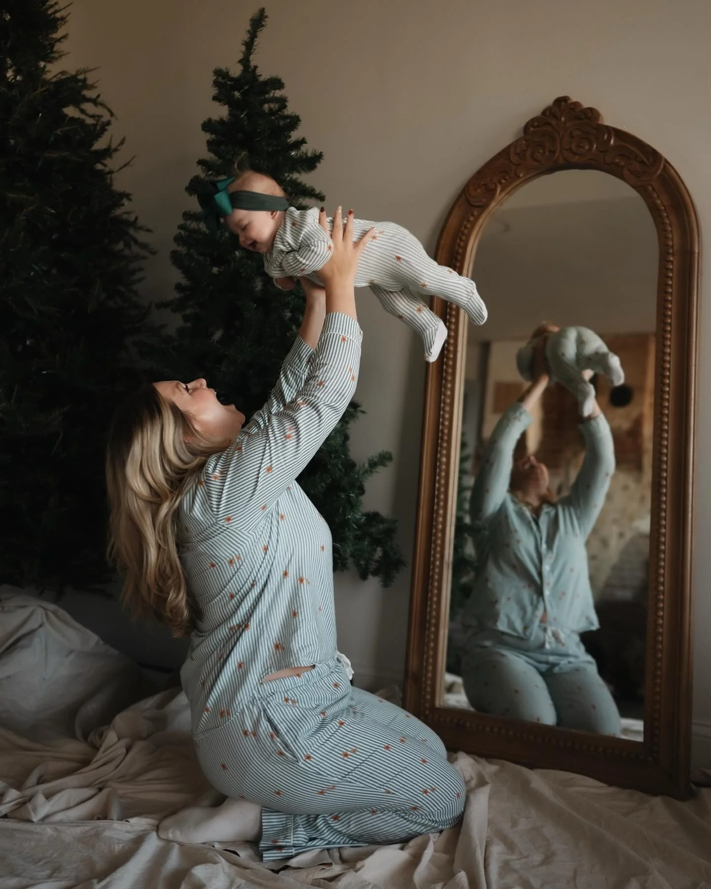 A first Christmas as a family of three with sweet Olivia &hearts;️

#WichitaKsPhotographer #Photographer #StudioPhotoshoot #Christmas