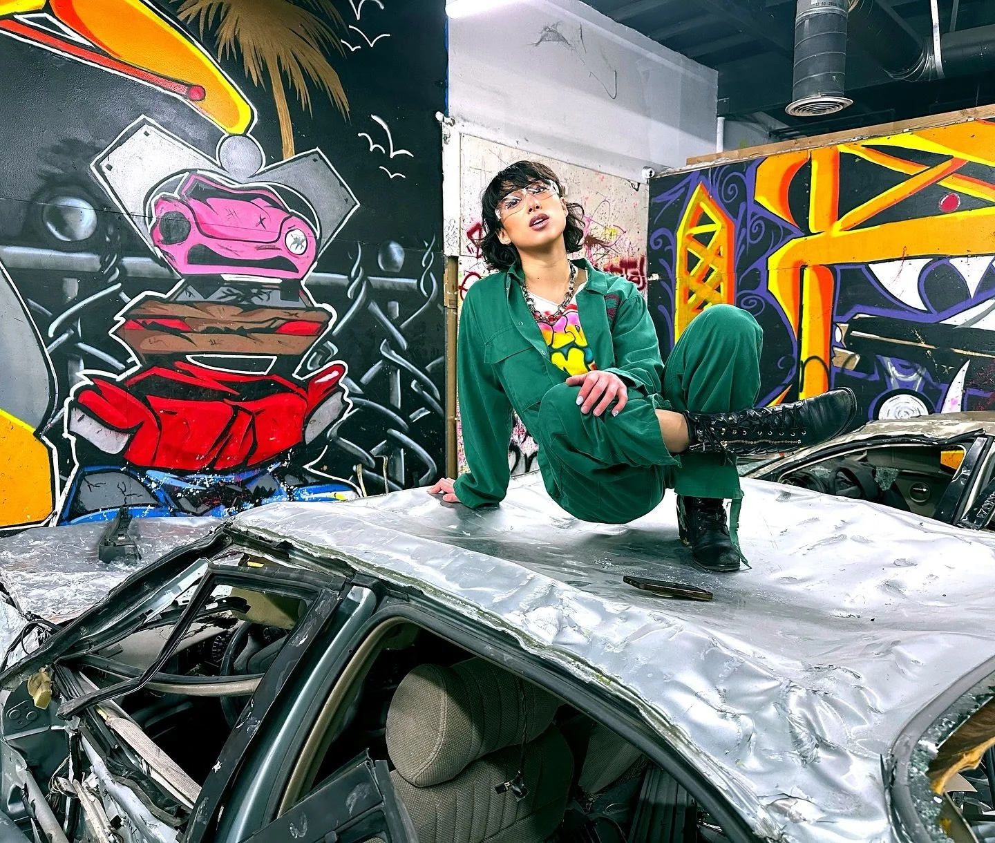 On the set of the @onyx_hq @bigtwinsqb @dheezydoesit music video 
🎬 Directed by @westlyfe_ 
📸 Photo by @aaronkremen73 
⛓️ Thanks @almightym80 for the opportunities and intros to people who I keep working with. 
🎙️Shoutout to @mattnyemusic for invi