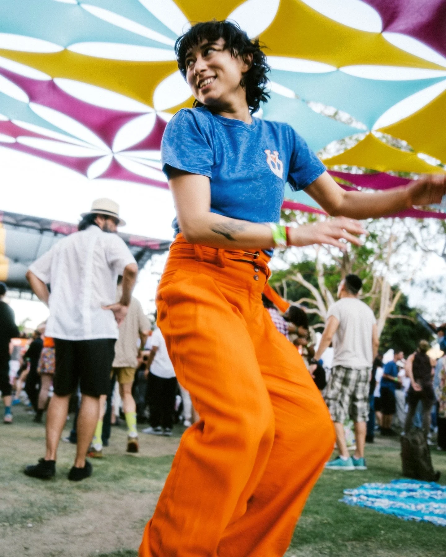So happy to have photos of how many of you know me IRL. Wearing baggy pants, sweating so much from dancing that it looks like I just took a shower, and smiling from all the great energy &amp; music 😁 Thanks to @kidconde for capturing 🫶

These pics 