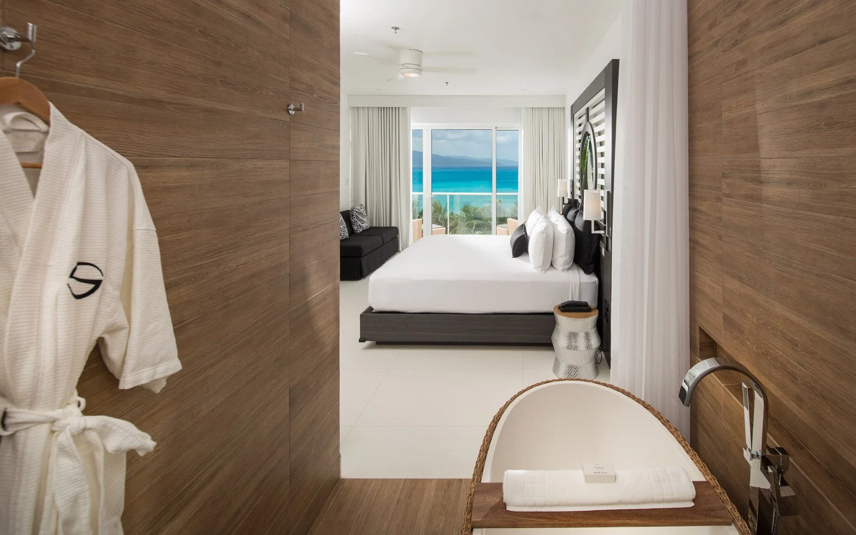 shoteljamaica-accomodations-rooms-oceanviewskyclubspasuite-645bf36eb6074.jpg