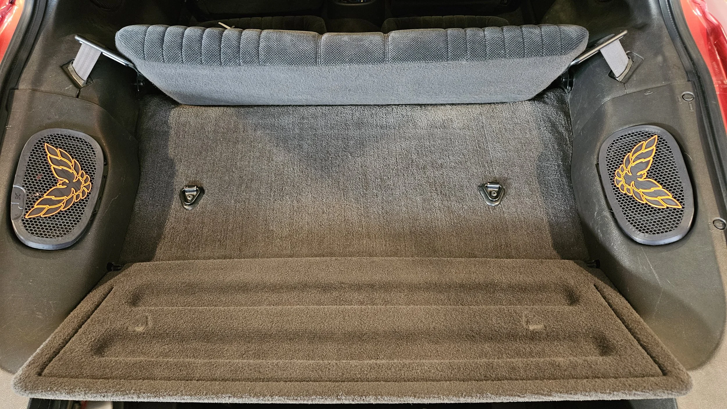 A 6 x 8 speaker adapter (opposed to the 6 x 9 speakers sometimes found in these cars) that works with eleven 6 x 8 speakers.