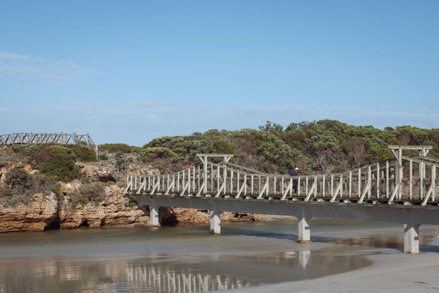 A perfect Victorian weekend getaway for a romantic couple needs a spectacular walking track and Warrnambool's Stingray Bay is the perfect place to explore.