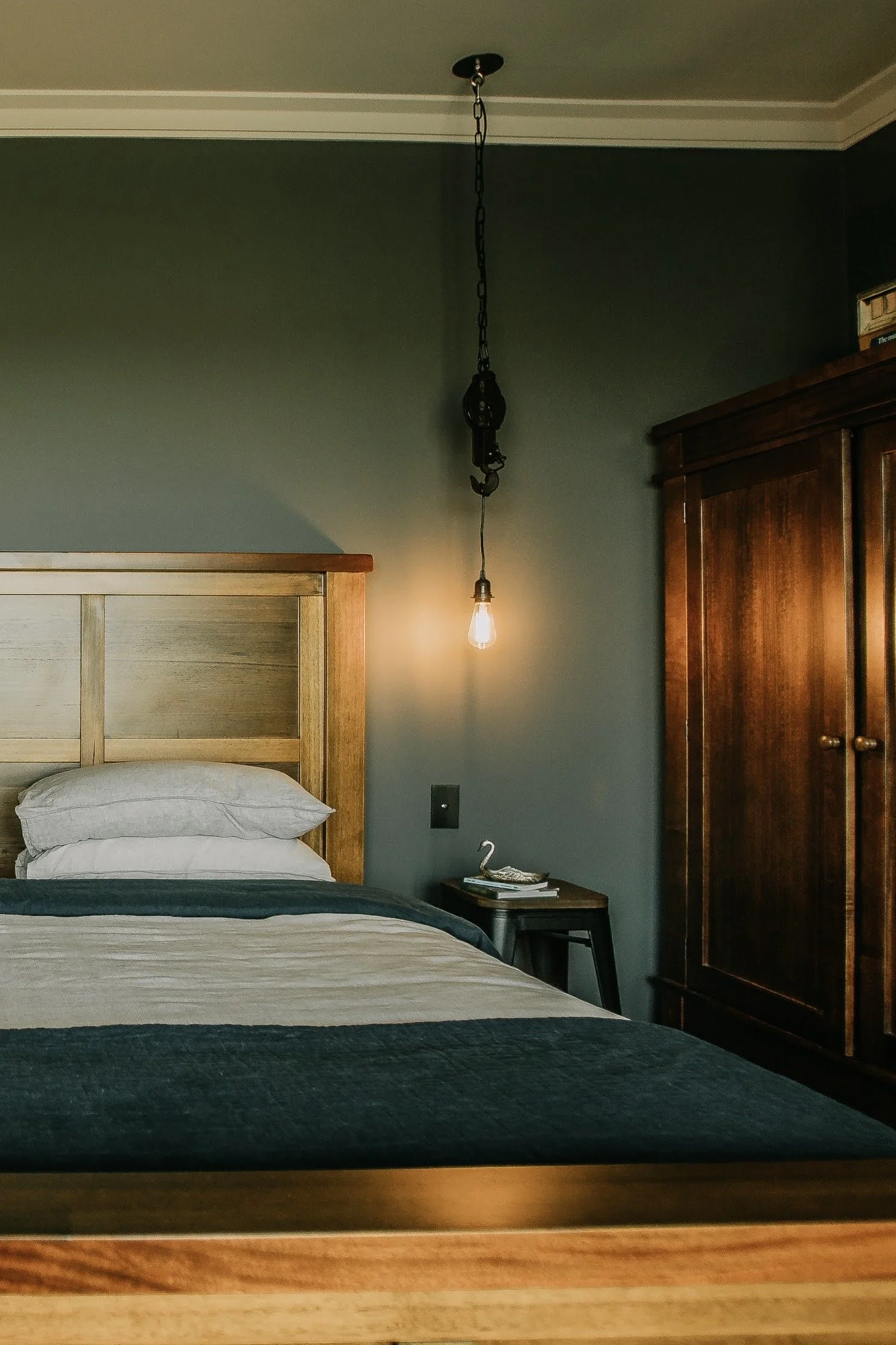 King size bed and light