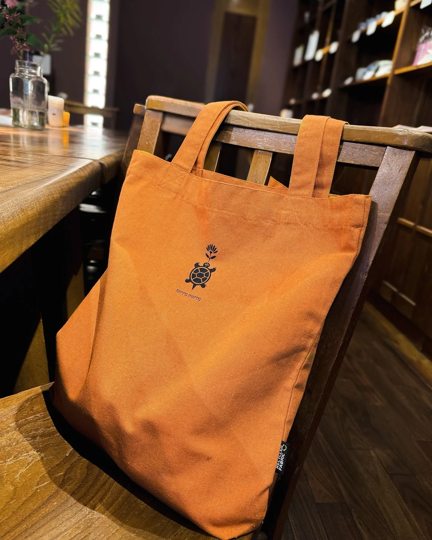 Tort Tote [Terra Cotta Yellow]
トート・トート [テラコッタ イエロー]
🪴📙📚🫖🧶🧵✏️🥨

リサイクルコットンで作られたトートバッグにterra corraの🐢ロゴをシルクプリントしました。いろいろなトートバッグと比較した中で私が好みのものをやっと見つけました！しっかりした生地感でサイズも大きめでたっぷり入ります。特にうれしいのが、持ち手が長めというポイント。肩に掛けた際に余裕があり、理想的なバランス。毎日ガシガシ使えます。これに🐢さんマークが