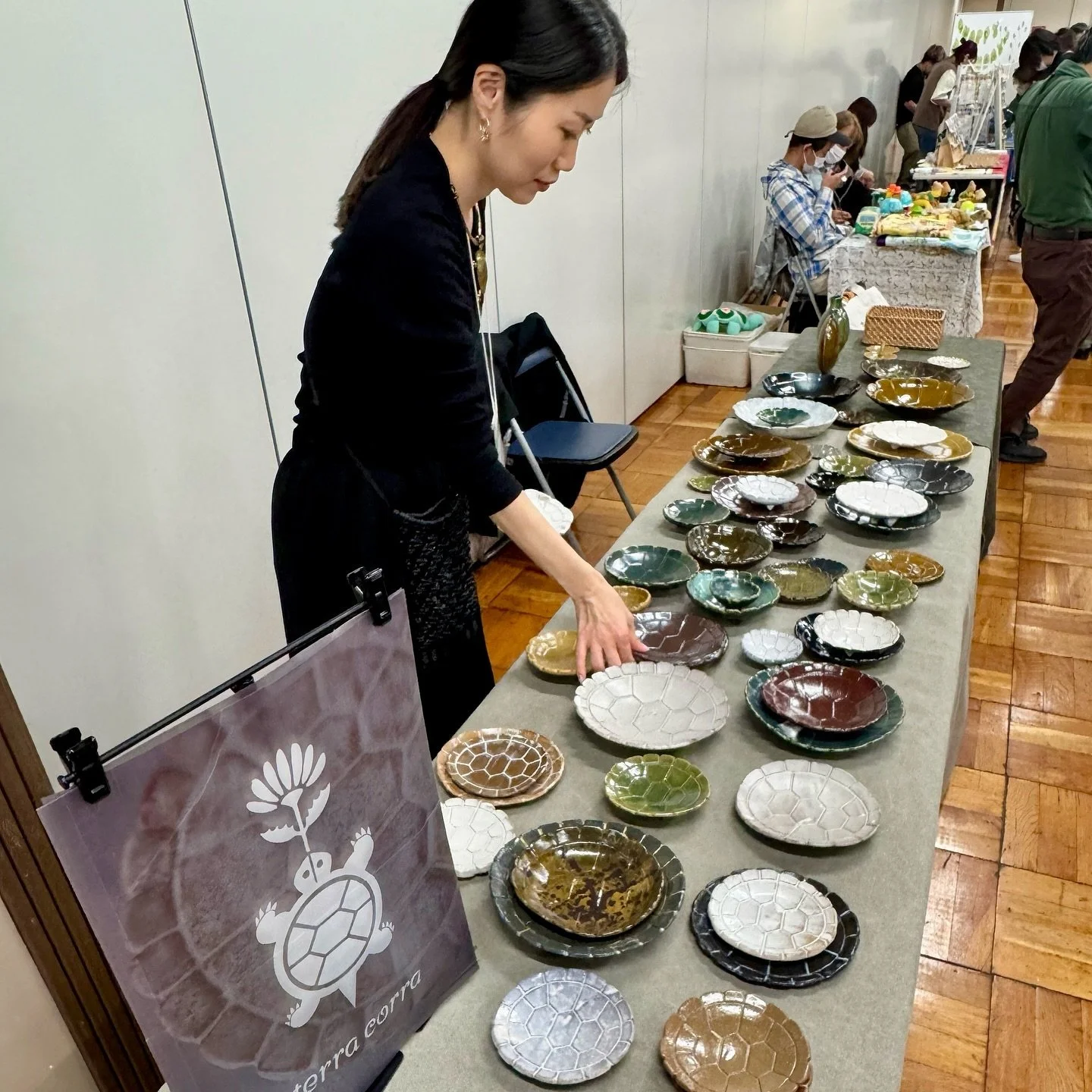 念願の大舞台、ザ・『カメde Show!』に参加した証拠写真です。

反省点いろいろありつつ&hellip; 結果的に予想以上に多くの方がお買い上げくださりました。びっくり感動🥹 素敵な経験になりました。来年もカメde Showやります🙋🏻&zwj;♀️宣言🐢