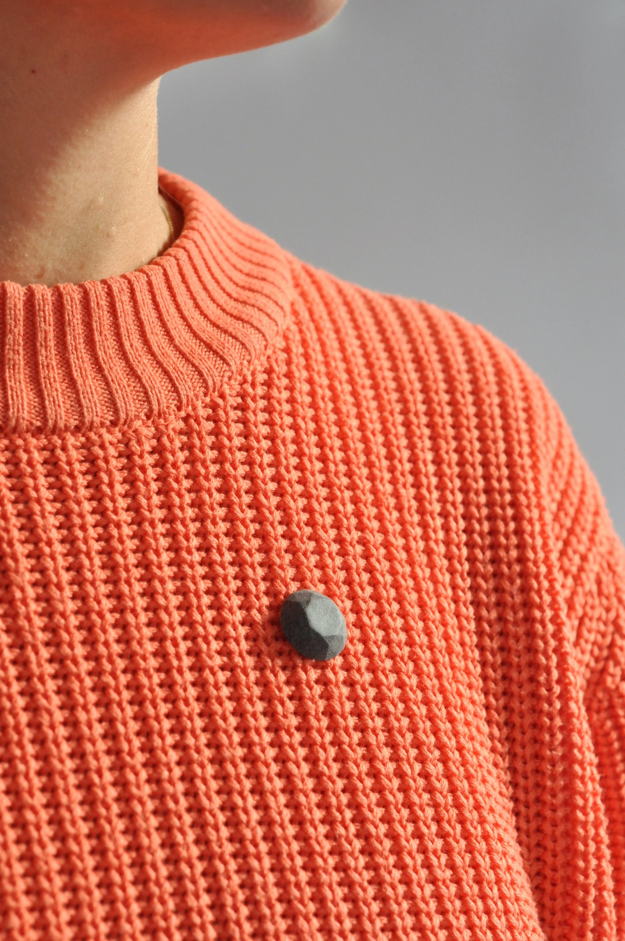 Elisabeth Eigenthaler_DEKADENT pin_grey brilliant_01_Photos Katrin Derakhshifar.JPG