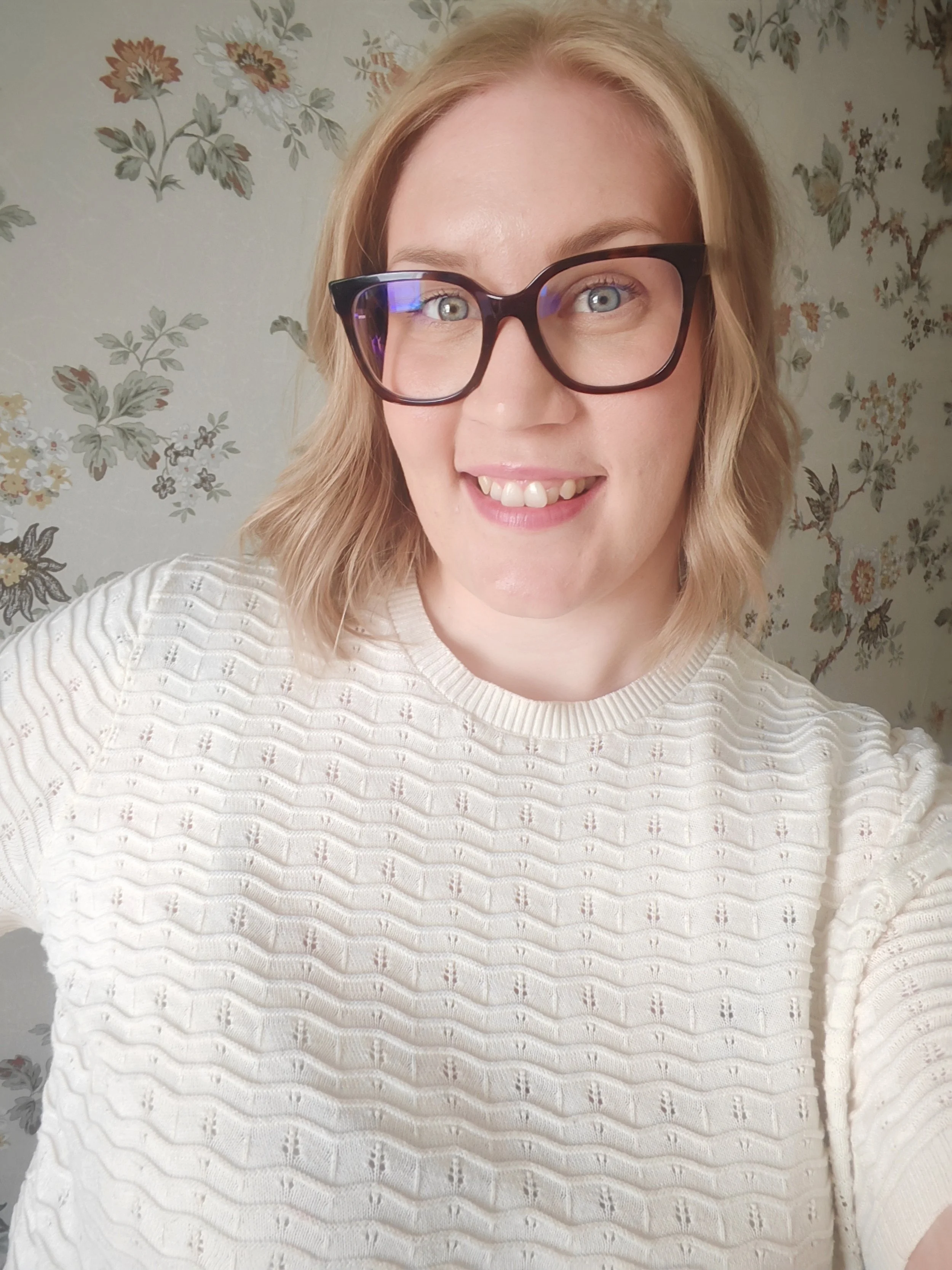 Sisustussuunnittelija Jonna Lamminaho hymyilee