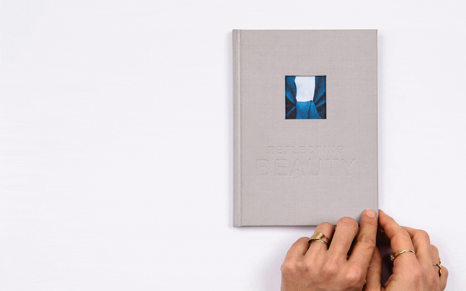 omnia_reflecting_beauty_book.gif
