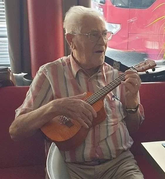 Ukulele Spielplatz Innsbruck - Unser ältester Ukulelespieler, 88 Jahre, bravo bravo.