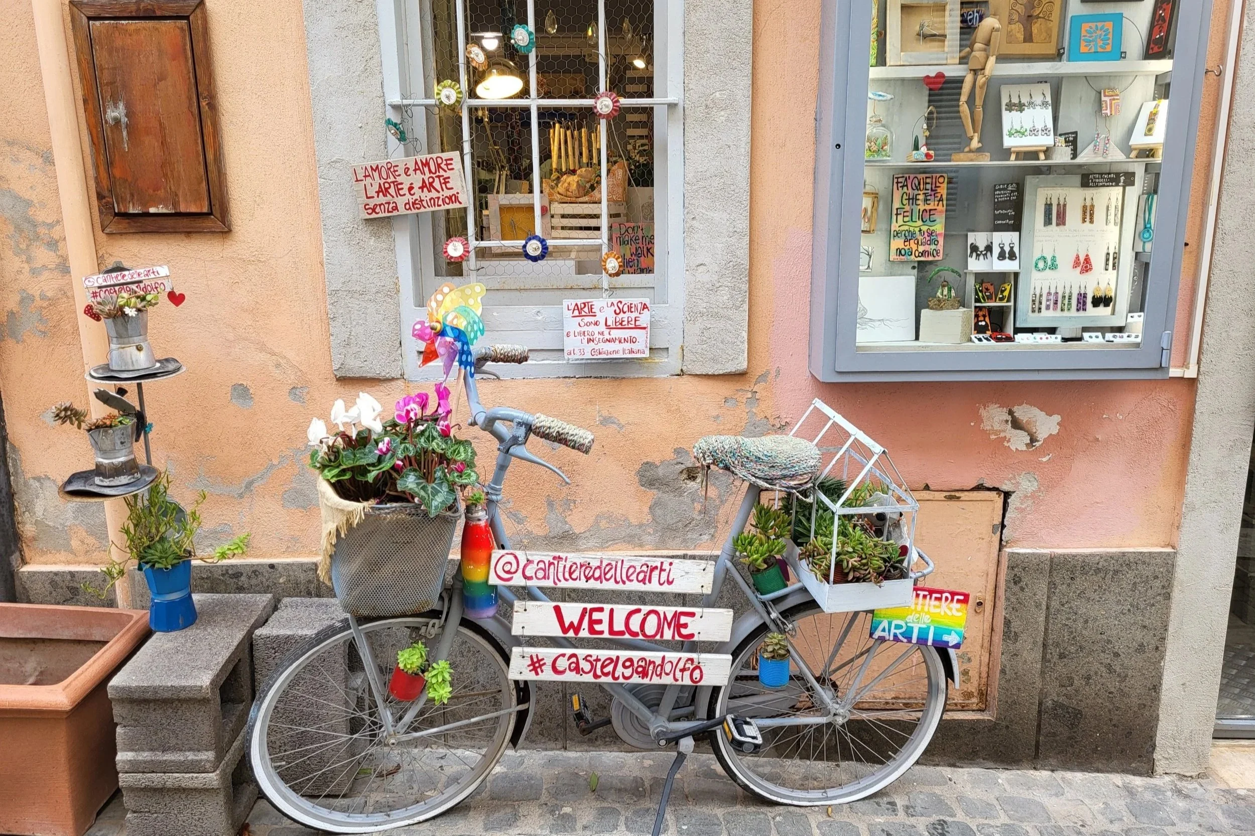 Art store in Castel Gandolfo with a colourful bike in front on the store