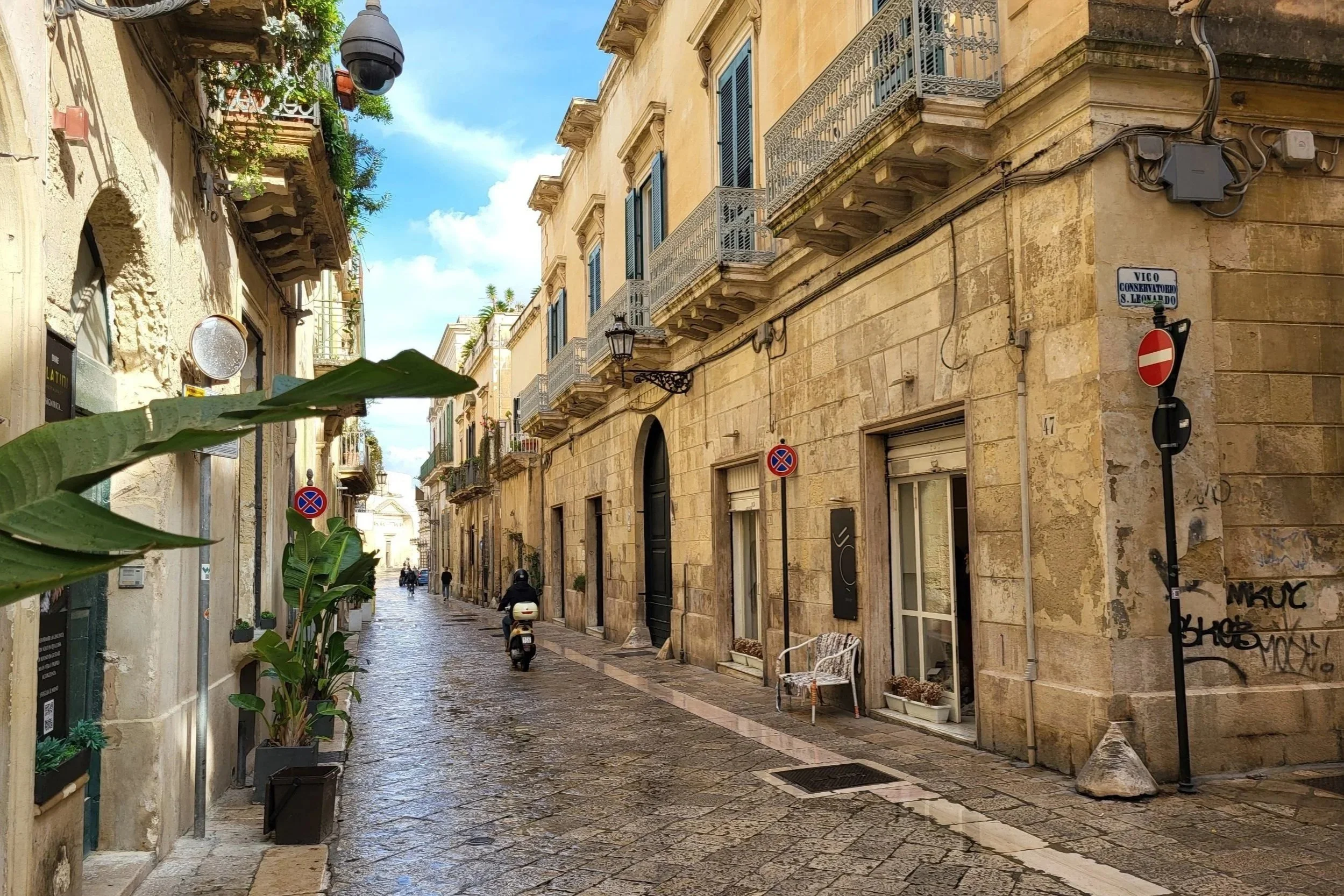 Streetview of Lecce in Puglia, Italy, showing its golden Pietra Leccese buildings.