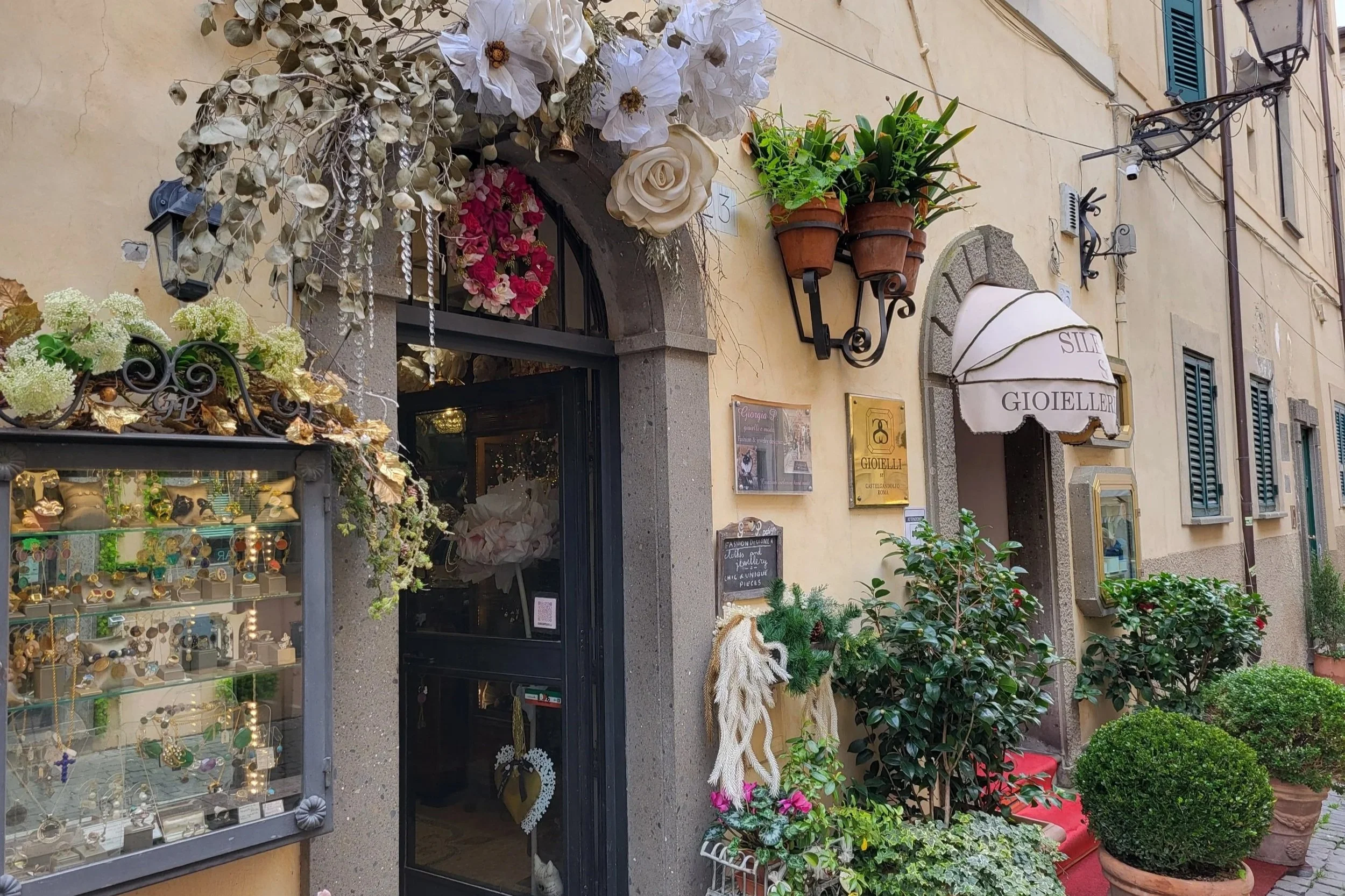 Arts and crafts store in Castel Gandolfo with plants outside the store