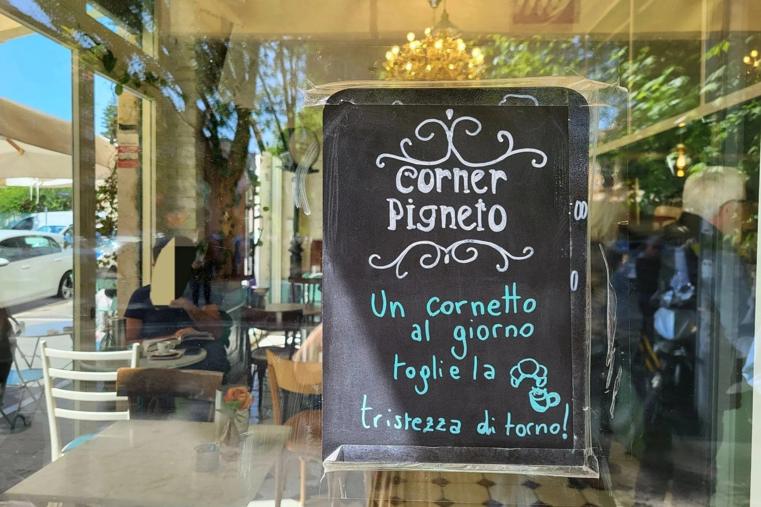 Sign that says: un cornetto al giorno toglie la tristezza di torno