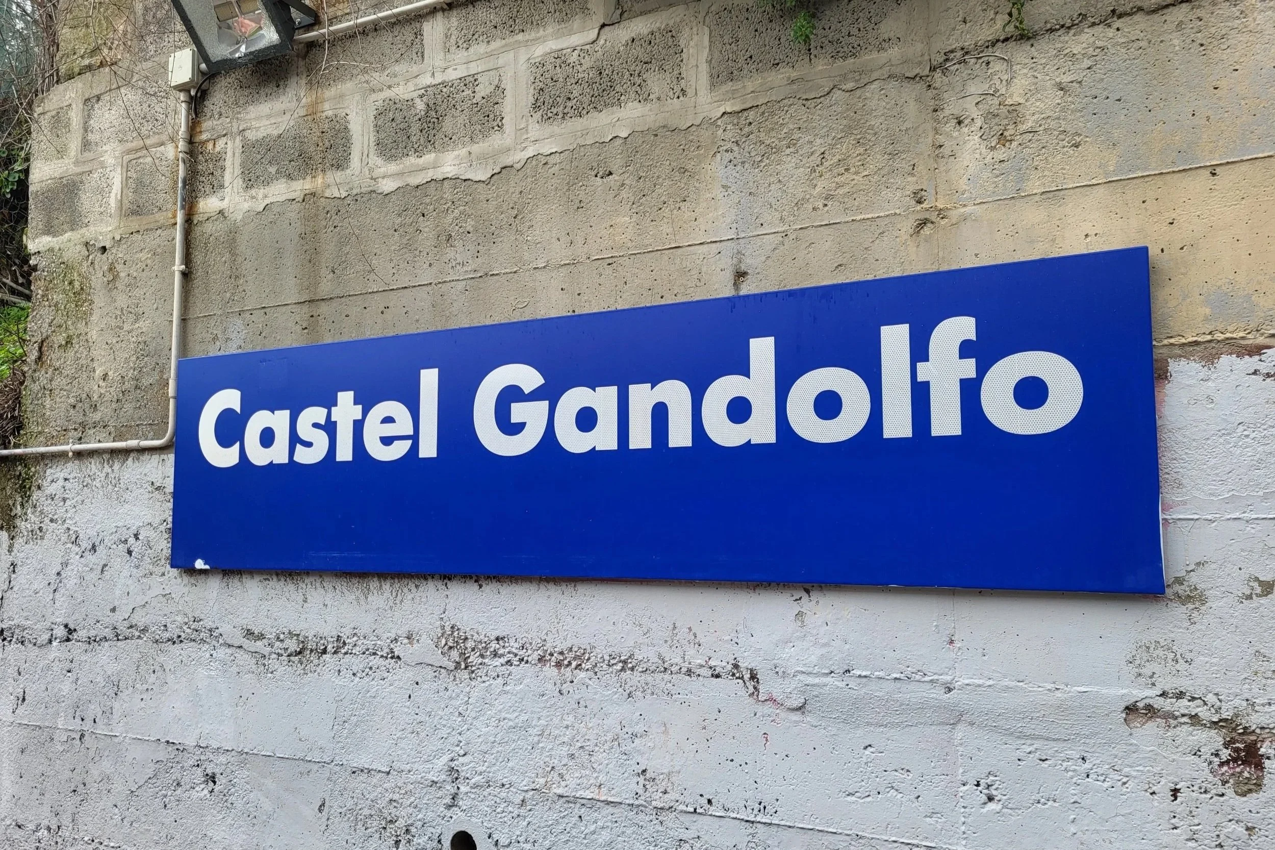 Blue sign that says Castel Gandolfo