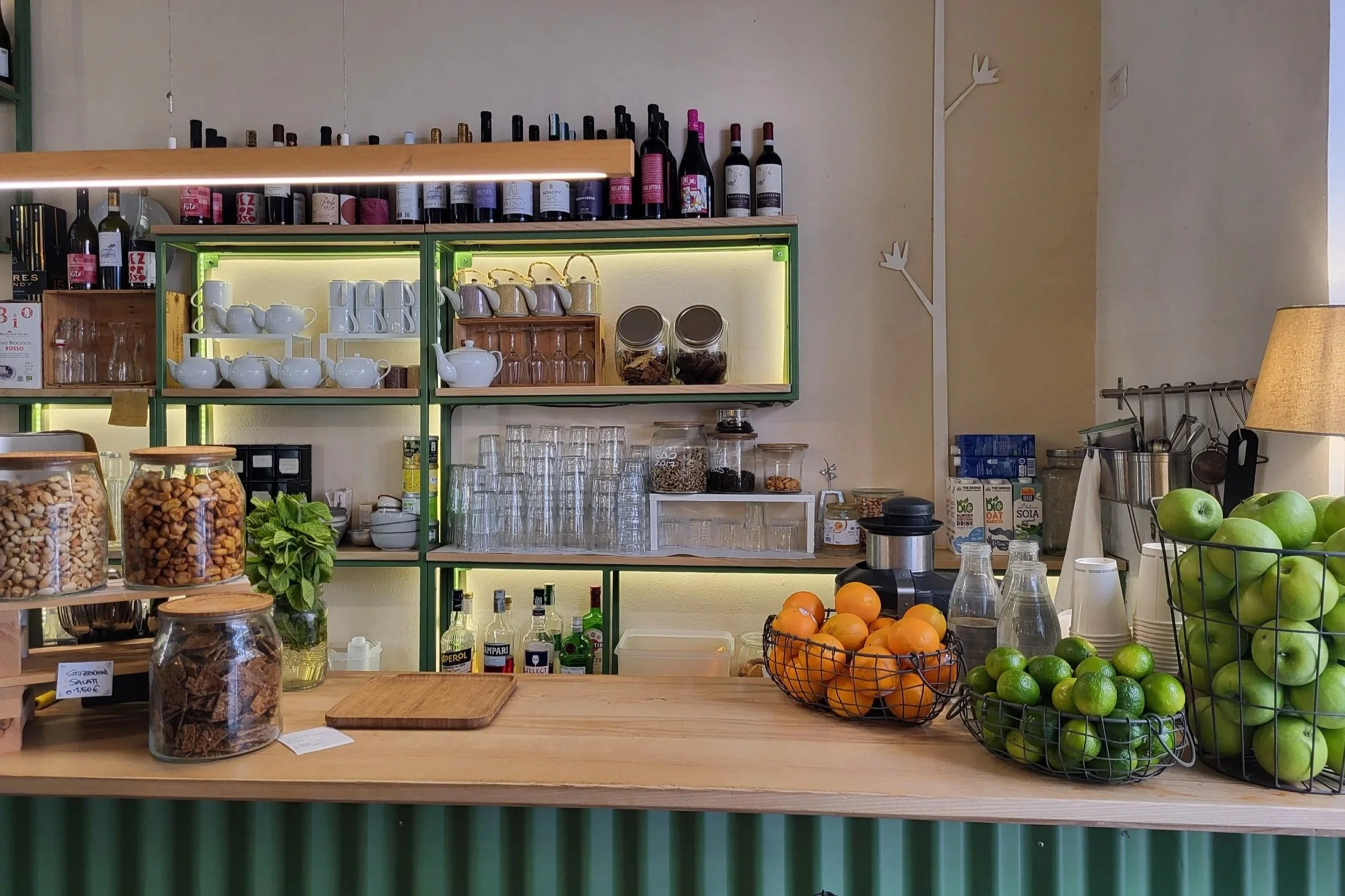 Bar at Aromaticus Trastevere with fresh fruit on the bar